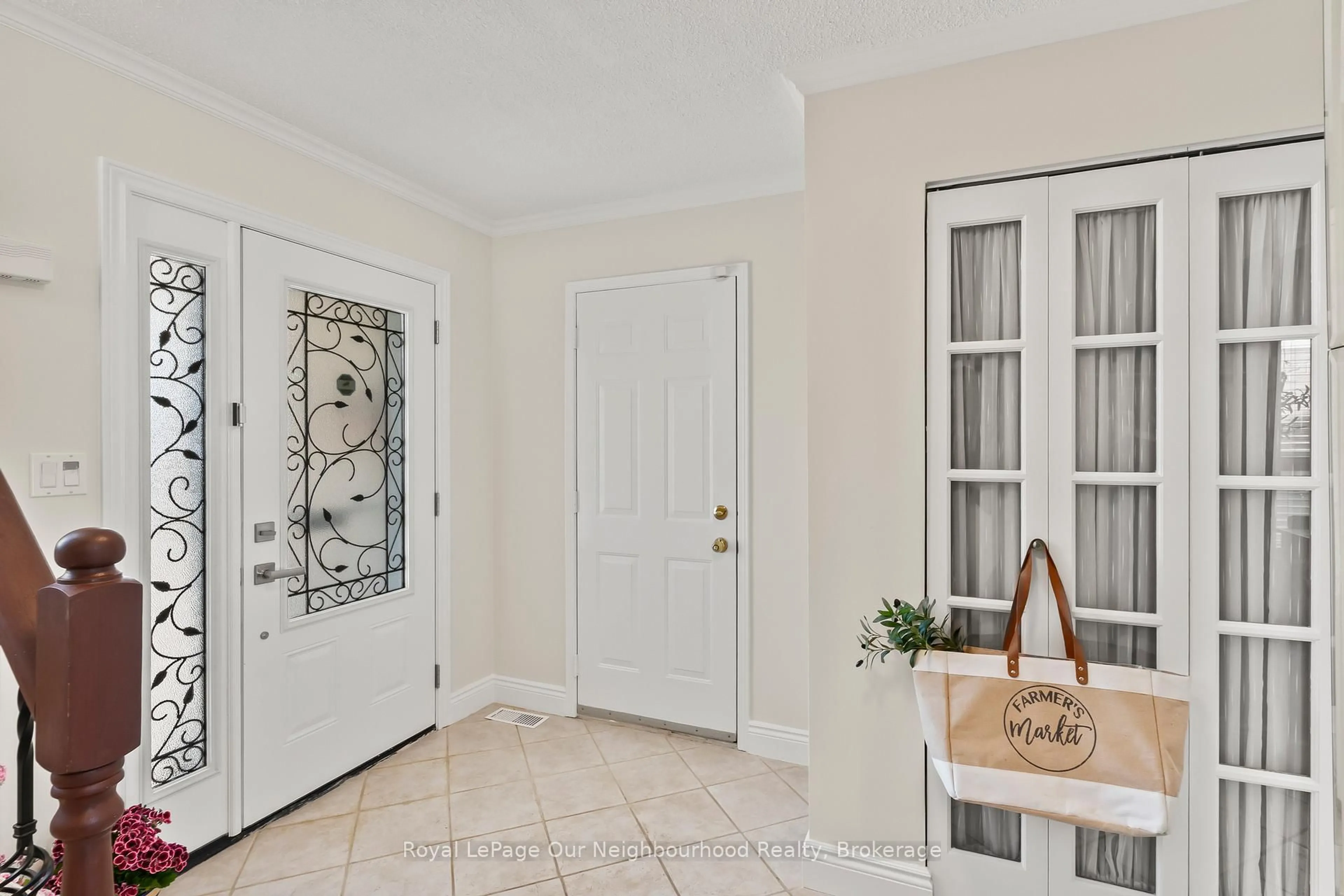 Indoor entryway for 1110 Snowberry St, Oshawa Ontario L1K 2J2