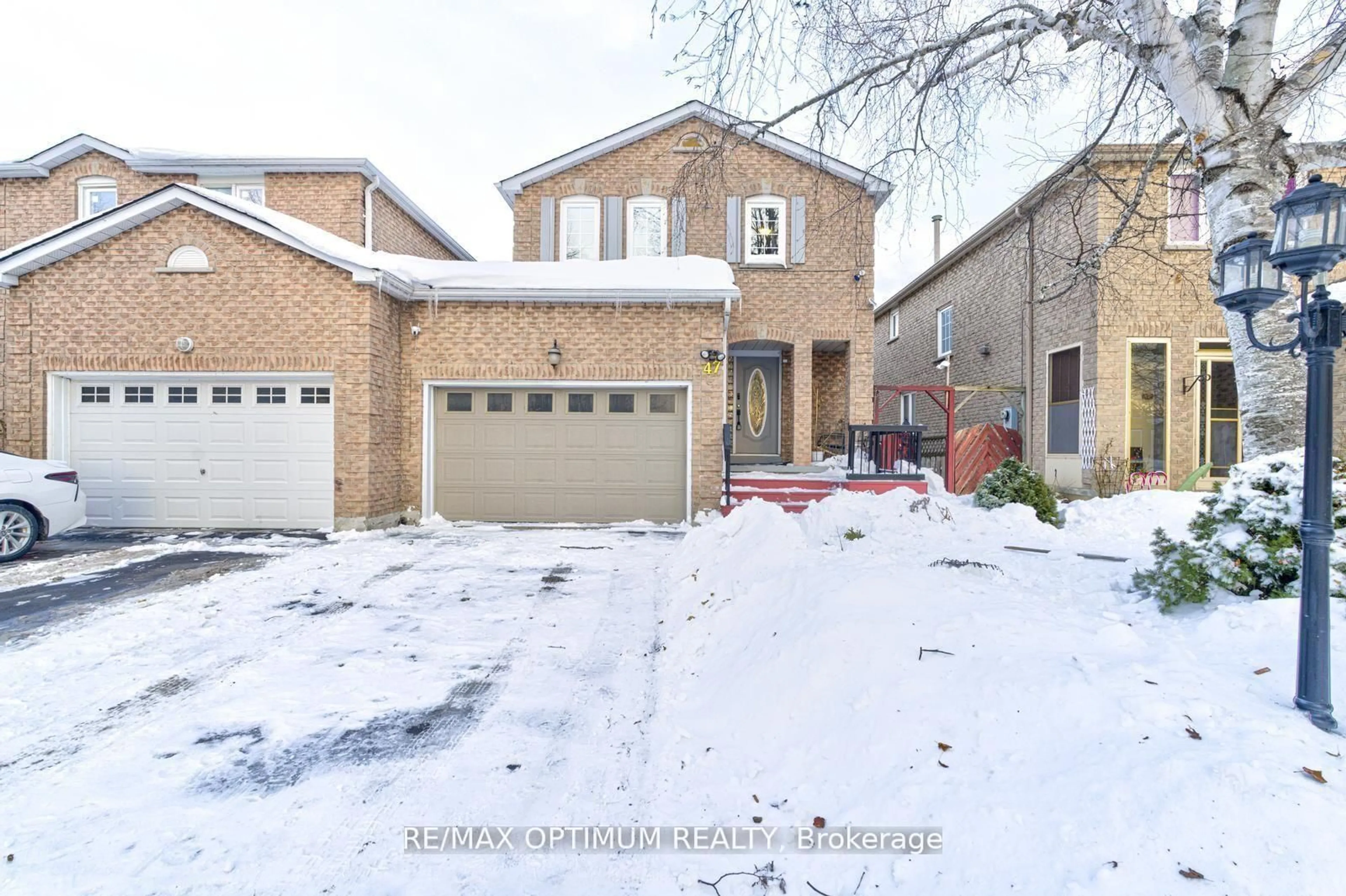 A pic from outside/outdoor area/front of a property/back of a property/a pic from drone, street for 47 Hewitt Cres, Ajax Ontario L1S 7A6