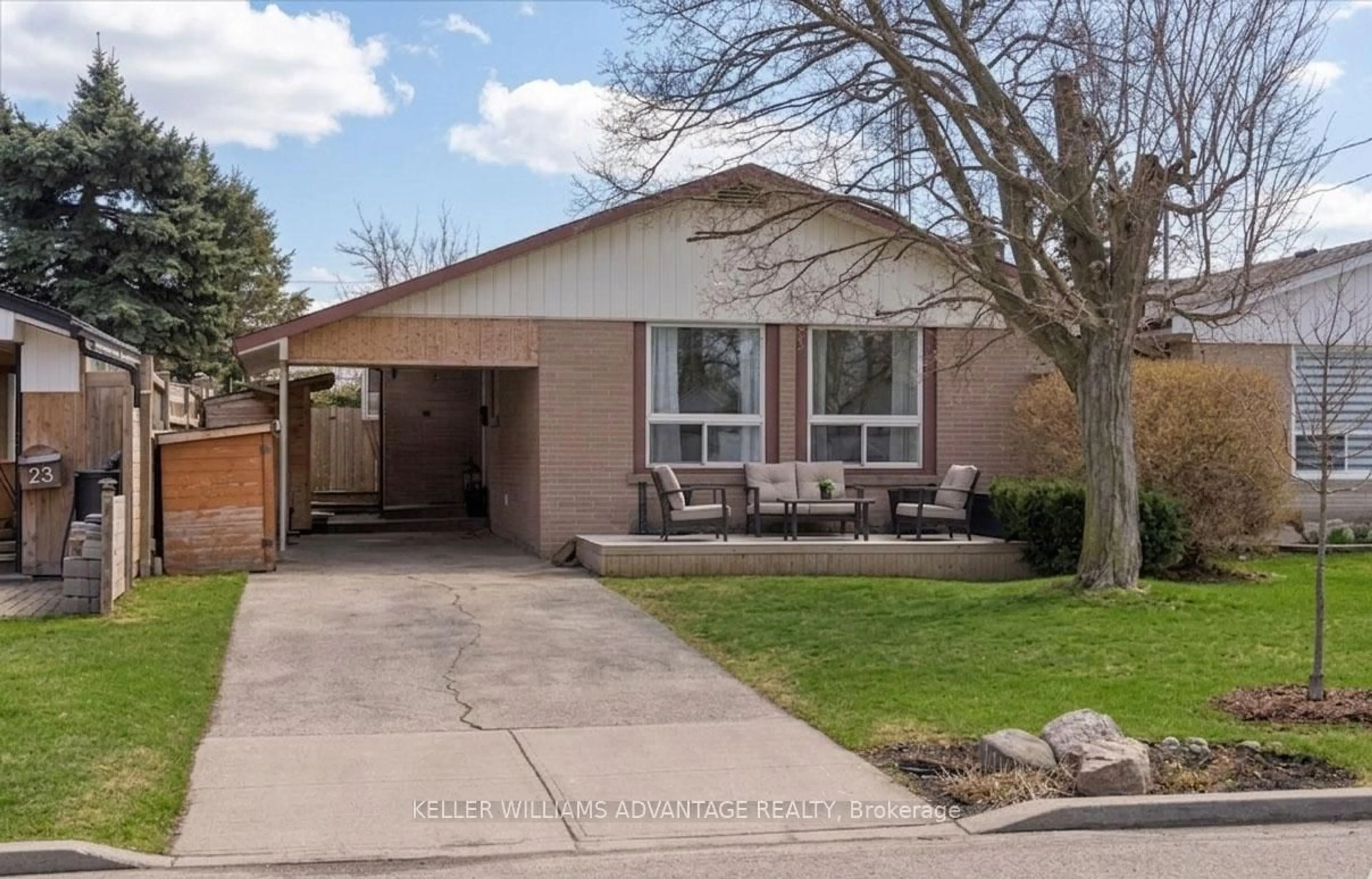 Home with vinyl exterior material, street for 21 Deerfield Rd, Toronto Ontario M1K 4W8