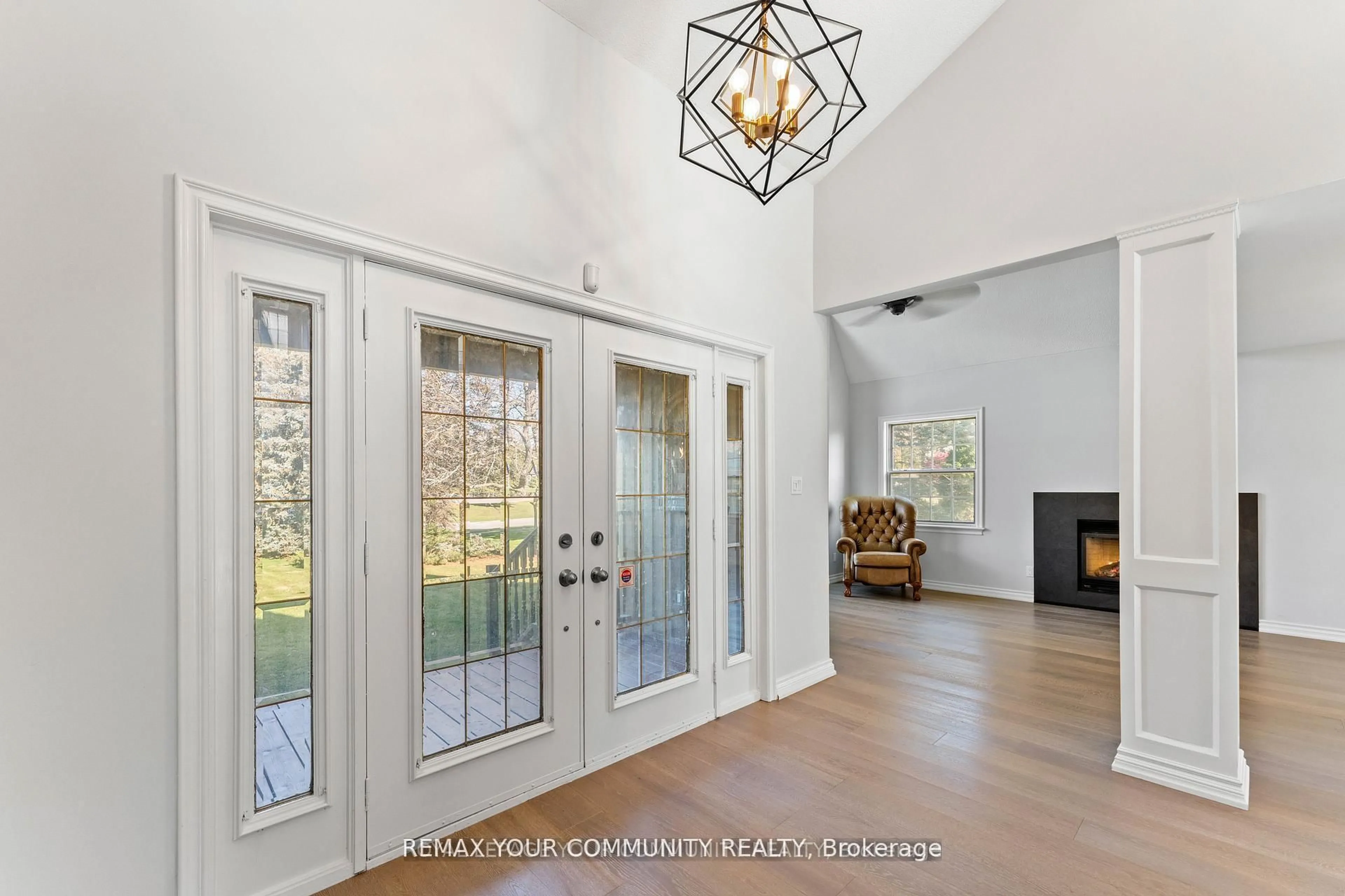 Indoor entryway for 1645 Acorn Lane, Pickering Ontario L1Y 1A7