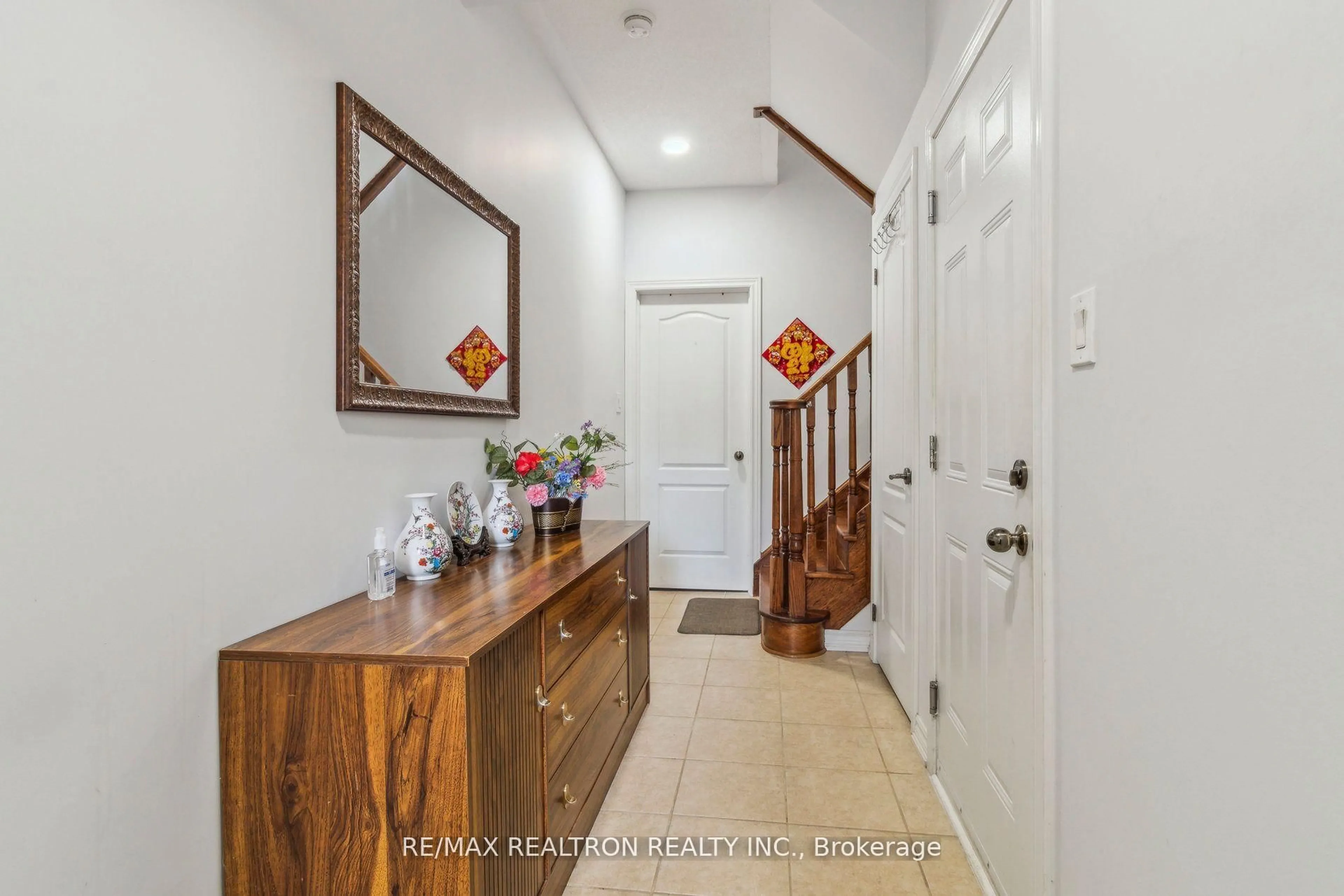 Indoor entryway for 33 Pidgeon St, Toronto Ontario M1L 3M3