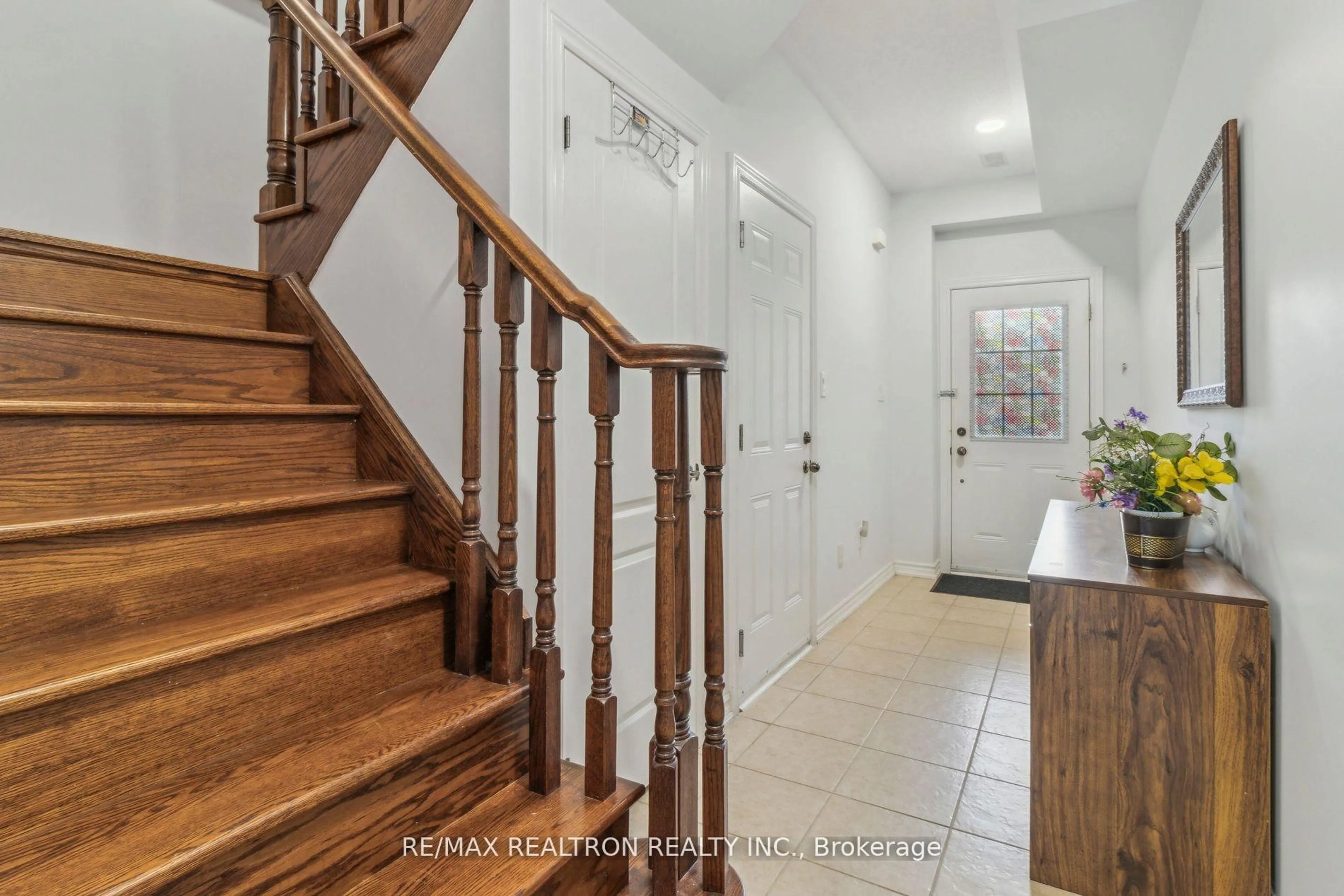 Indoor entryway for 33 Pidgeon St, Toronto Ontario M1L 3M3