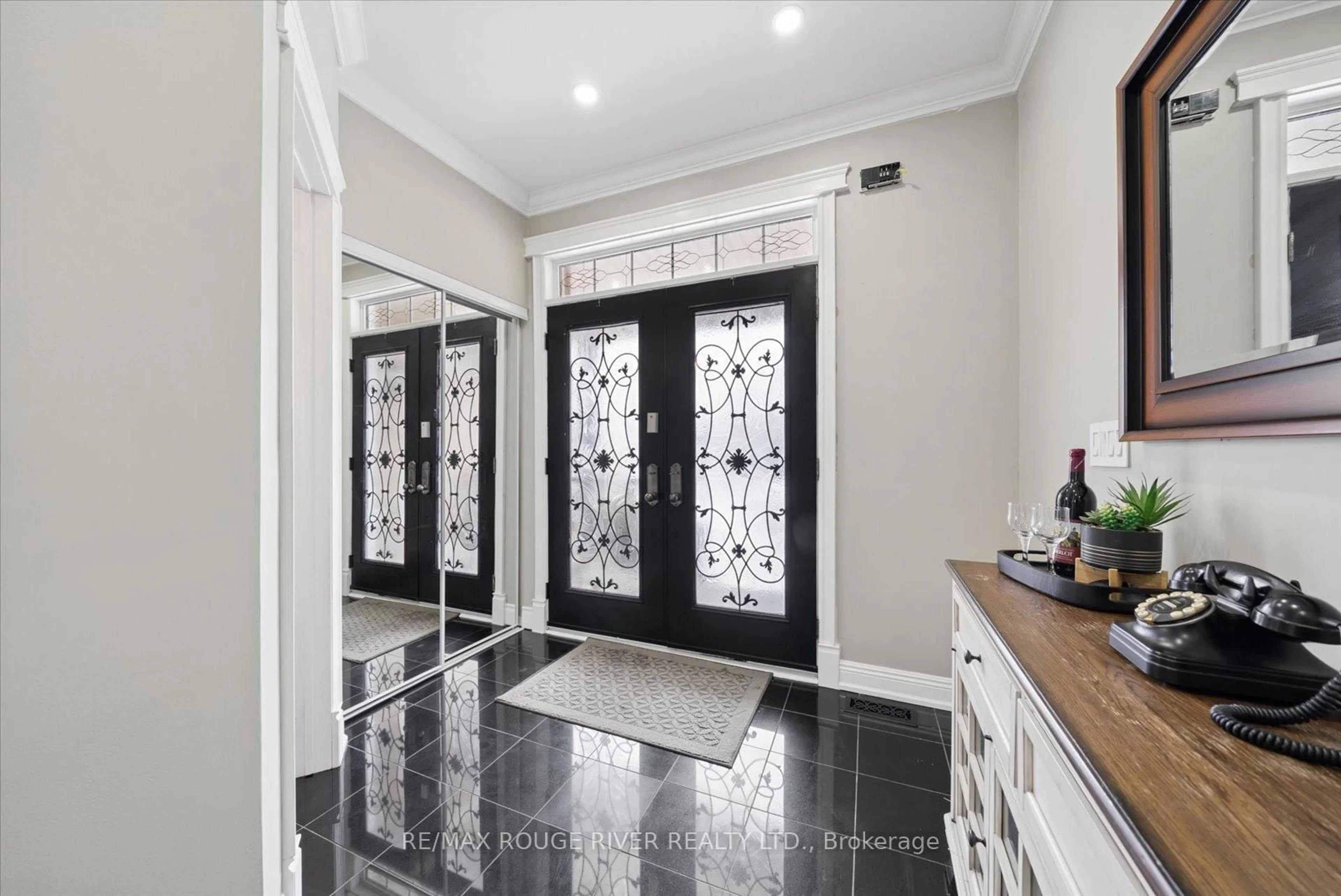 Indoor entryway for 58 Bons Ave, Clarington Ontario L1C 0B5