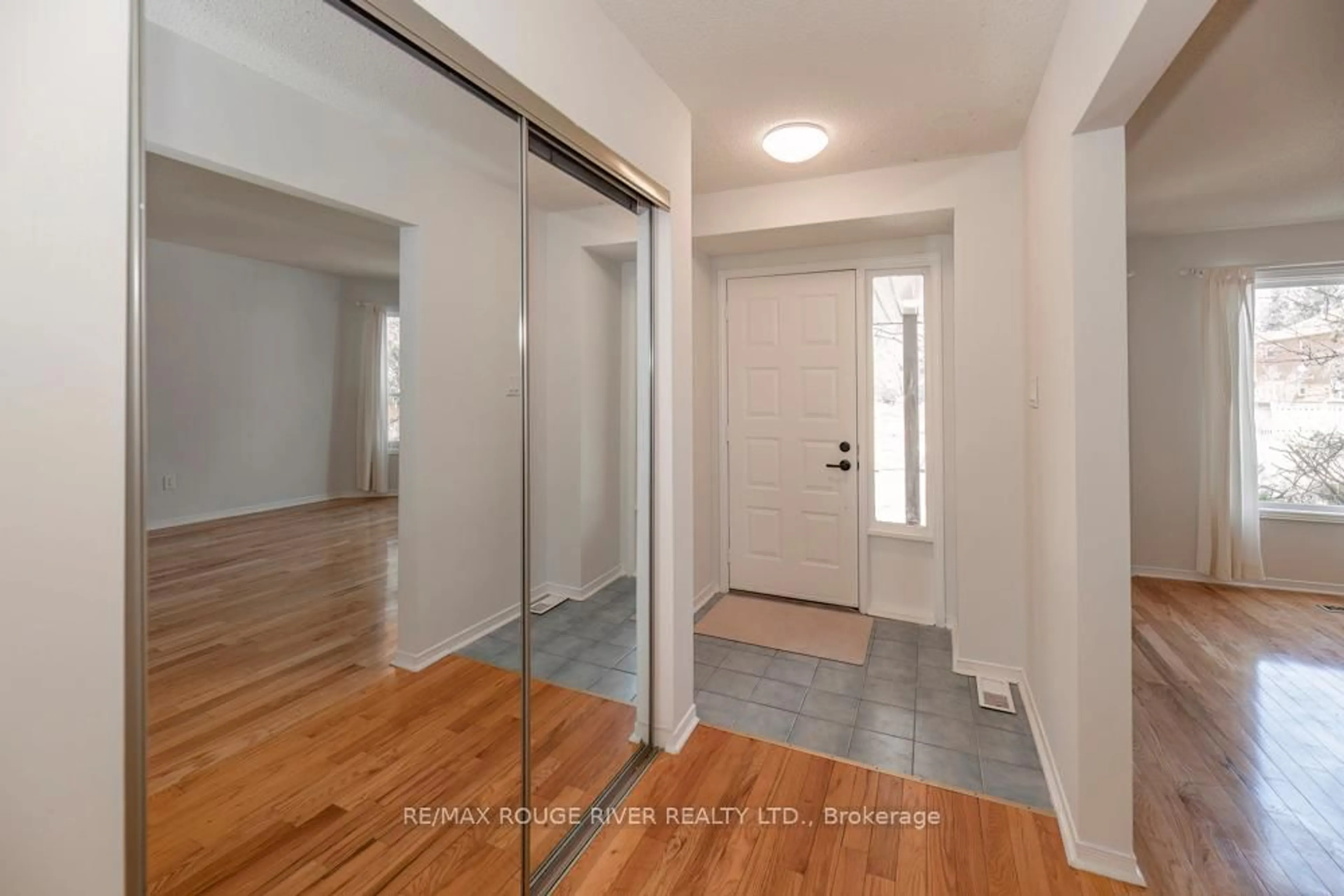 Indoor entryway for 19 Glenthorne Dr, Toronto Ontario M1C 3S9