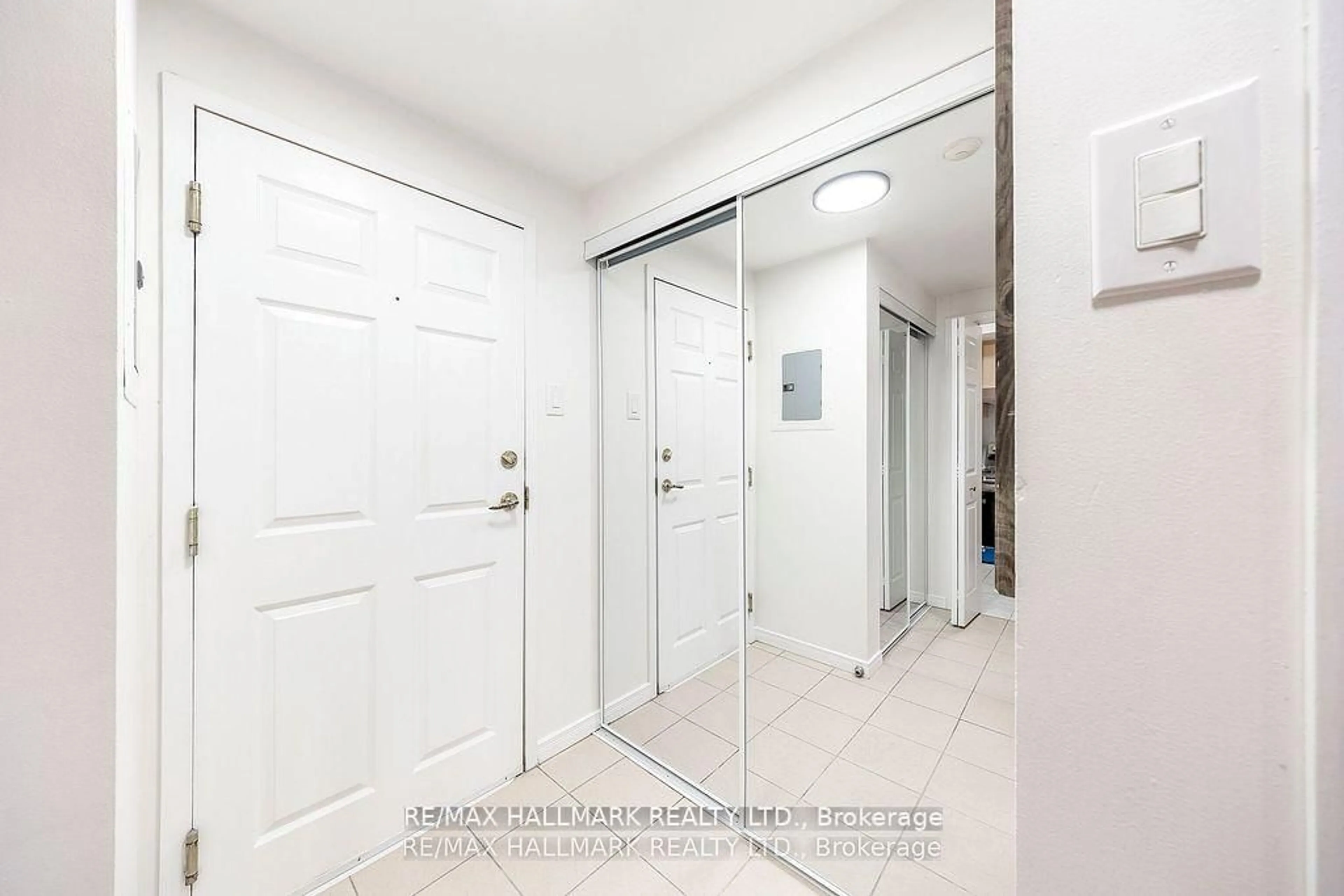 Indoor entryway for 2351 Kennedy Rd #319, Toronto Ontario M1T 3G9