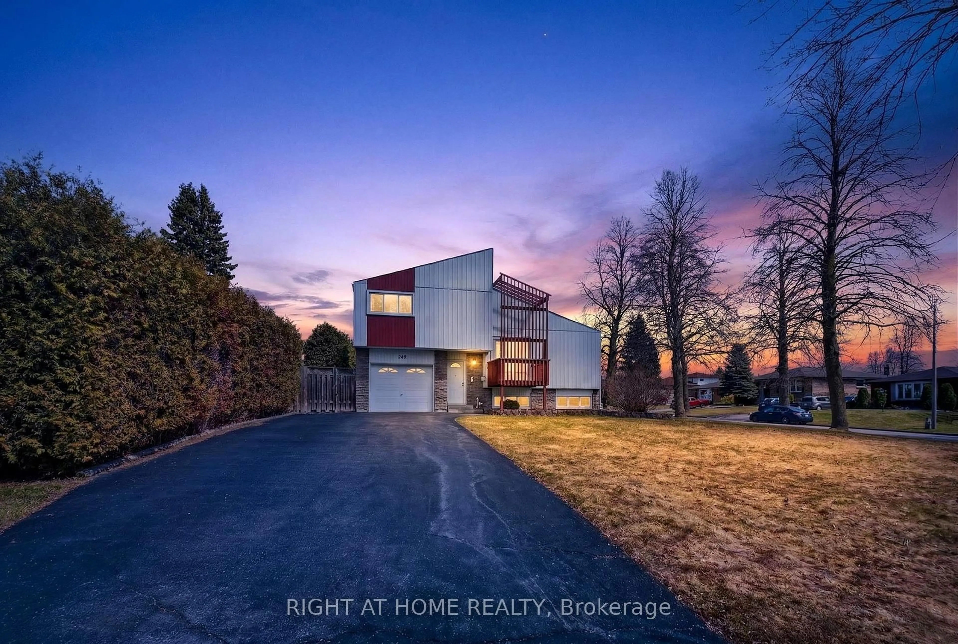 A pic from outside/outdoor area/front of a property/back of a property/a pic from drone, street for 249 Lorindale Dr, Oshawa Ontario L1H 6X5