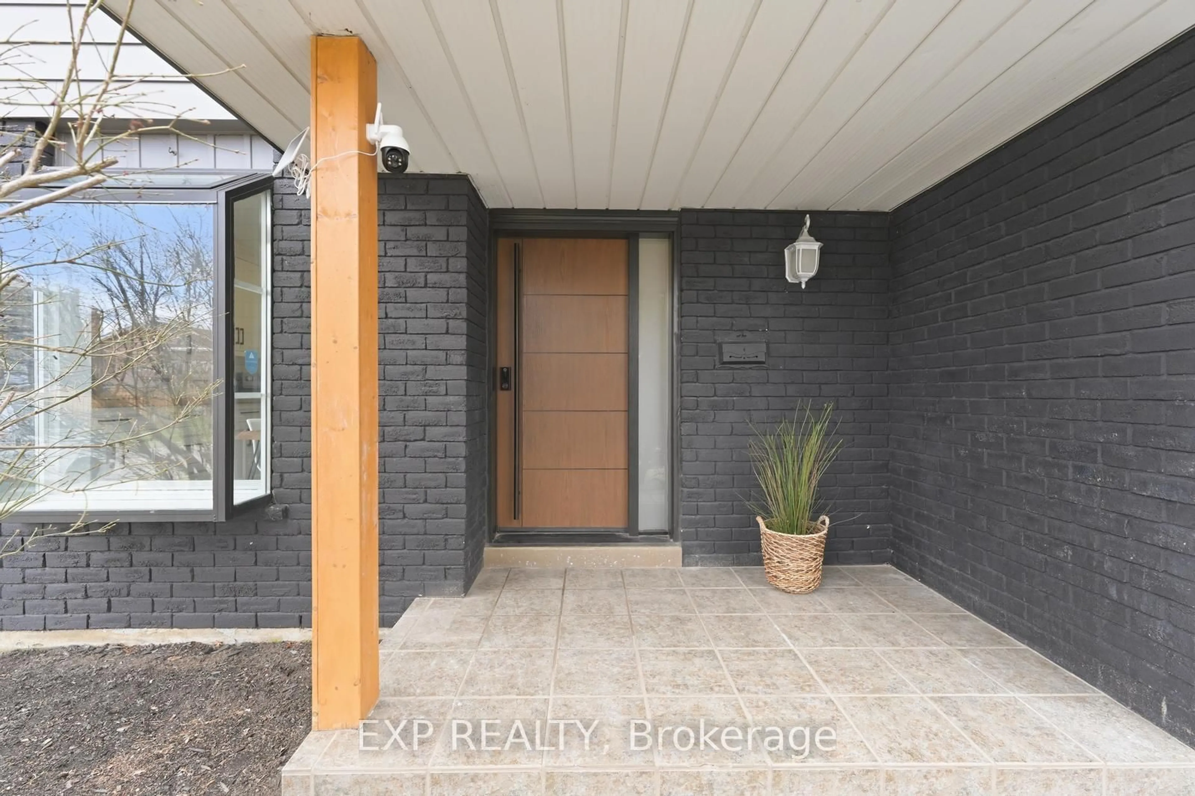Indoor entryway for 948 Downing Crt, Oshawa Ontario L1G 7R5
