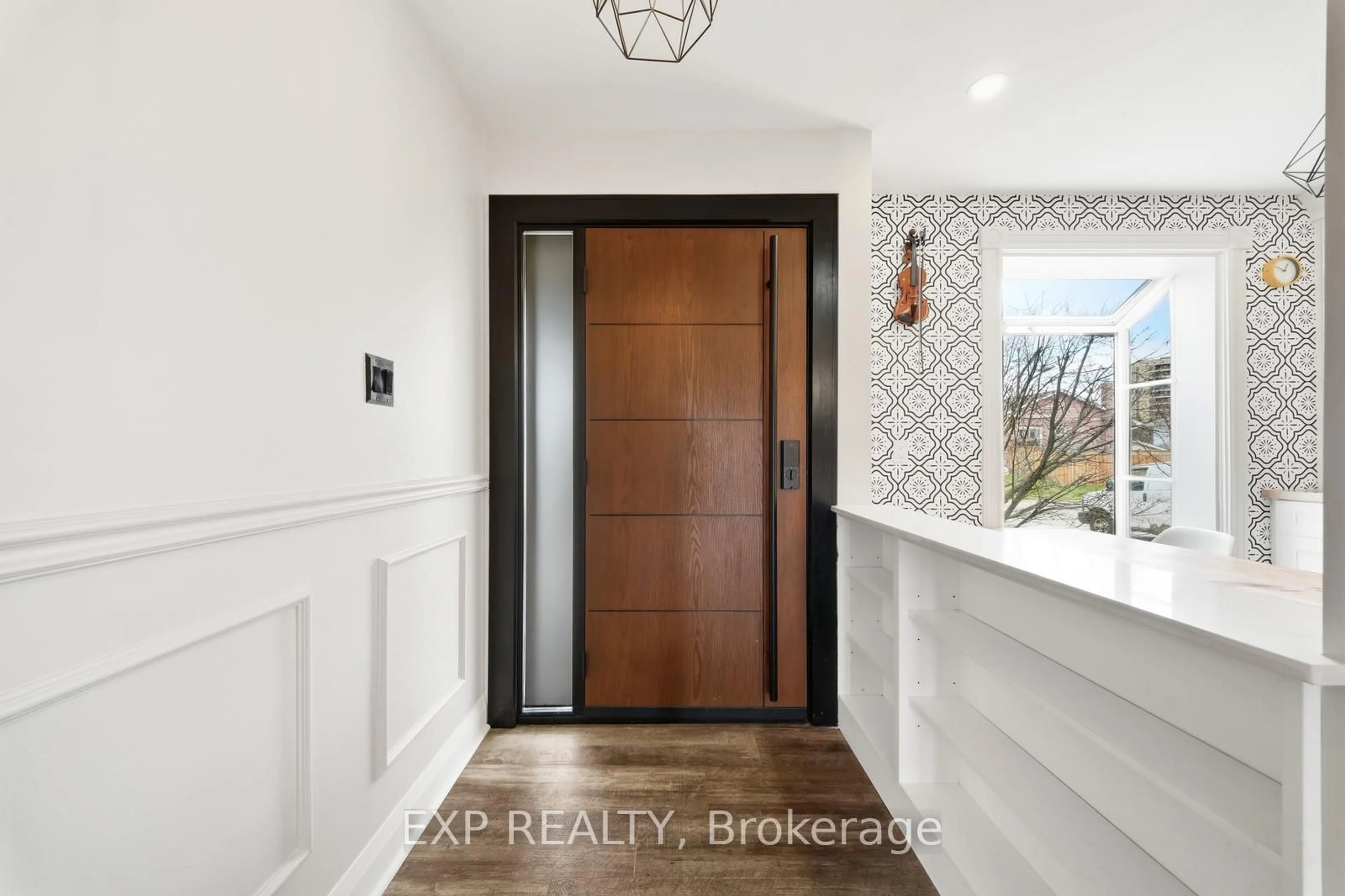 Indoor entryway for 948 Downing Crt, Oshawa Ontario L1G 7R5