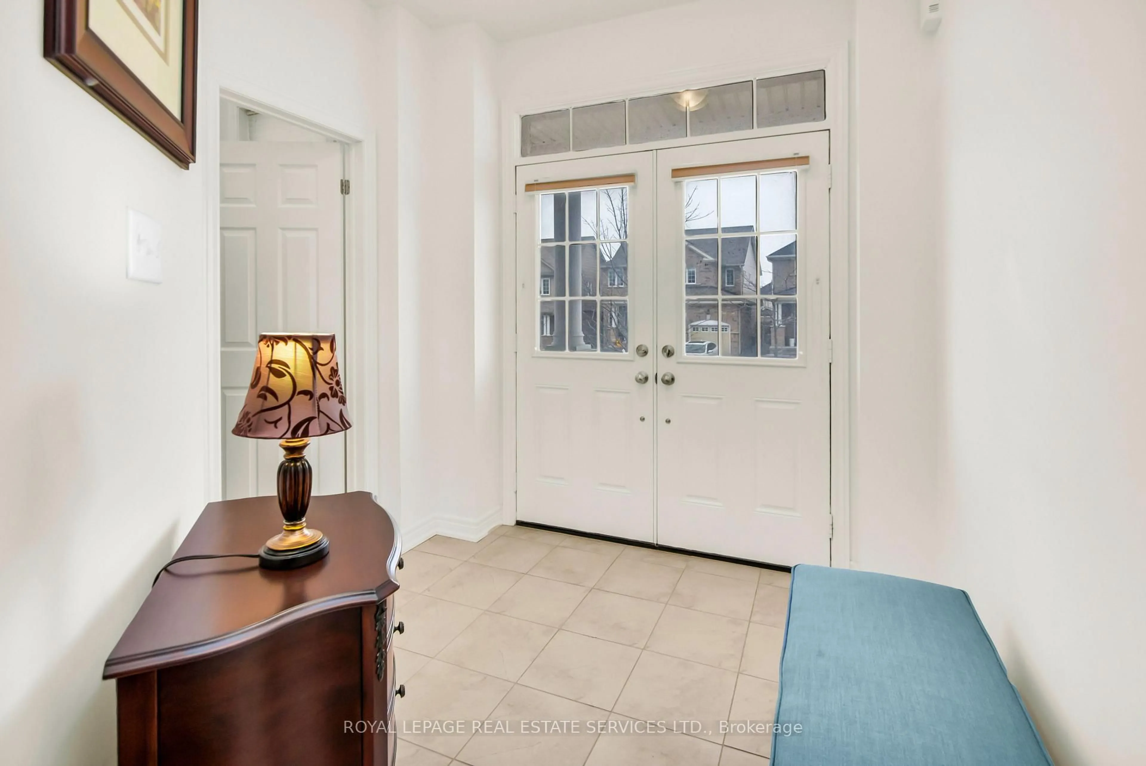 Indoor entryway for 1714 Goldsmith Dr, Oshawa Ontario L1K 0T8