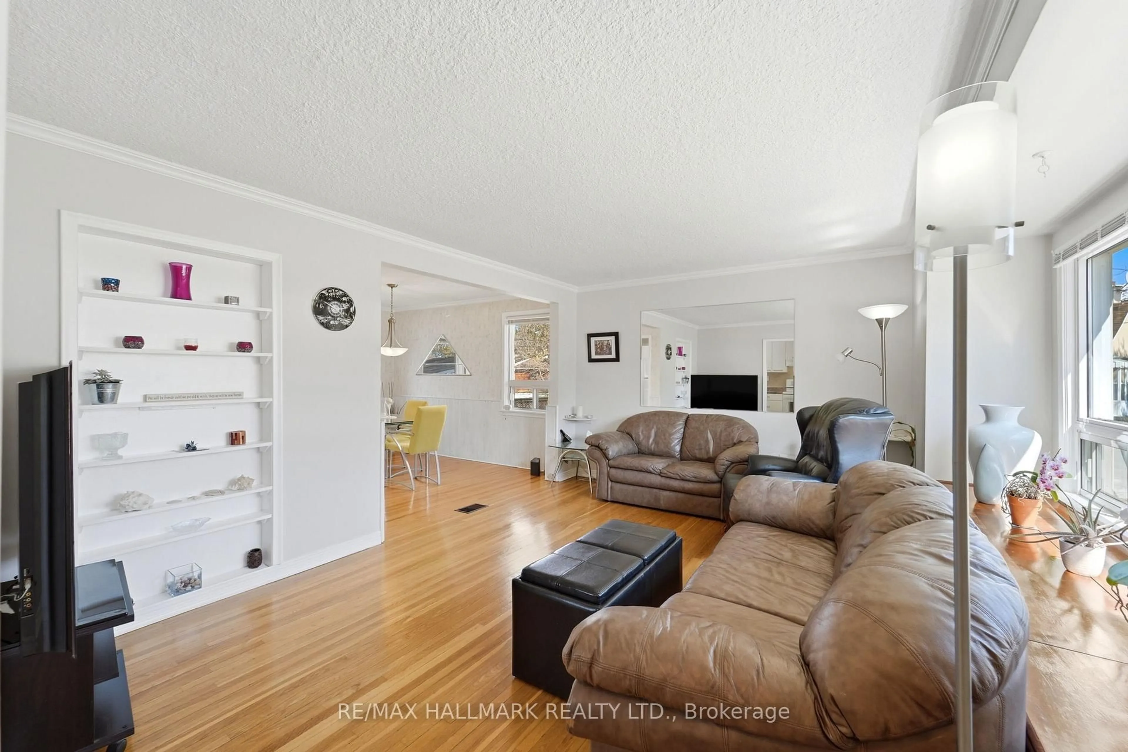 Living room with furniture, unknown for 41 Twin Pauls Cres, Toronto Ontario M1R 3Z6