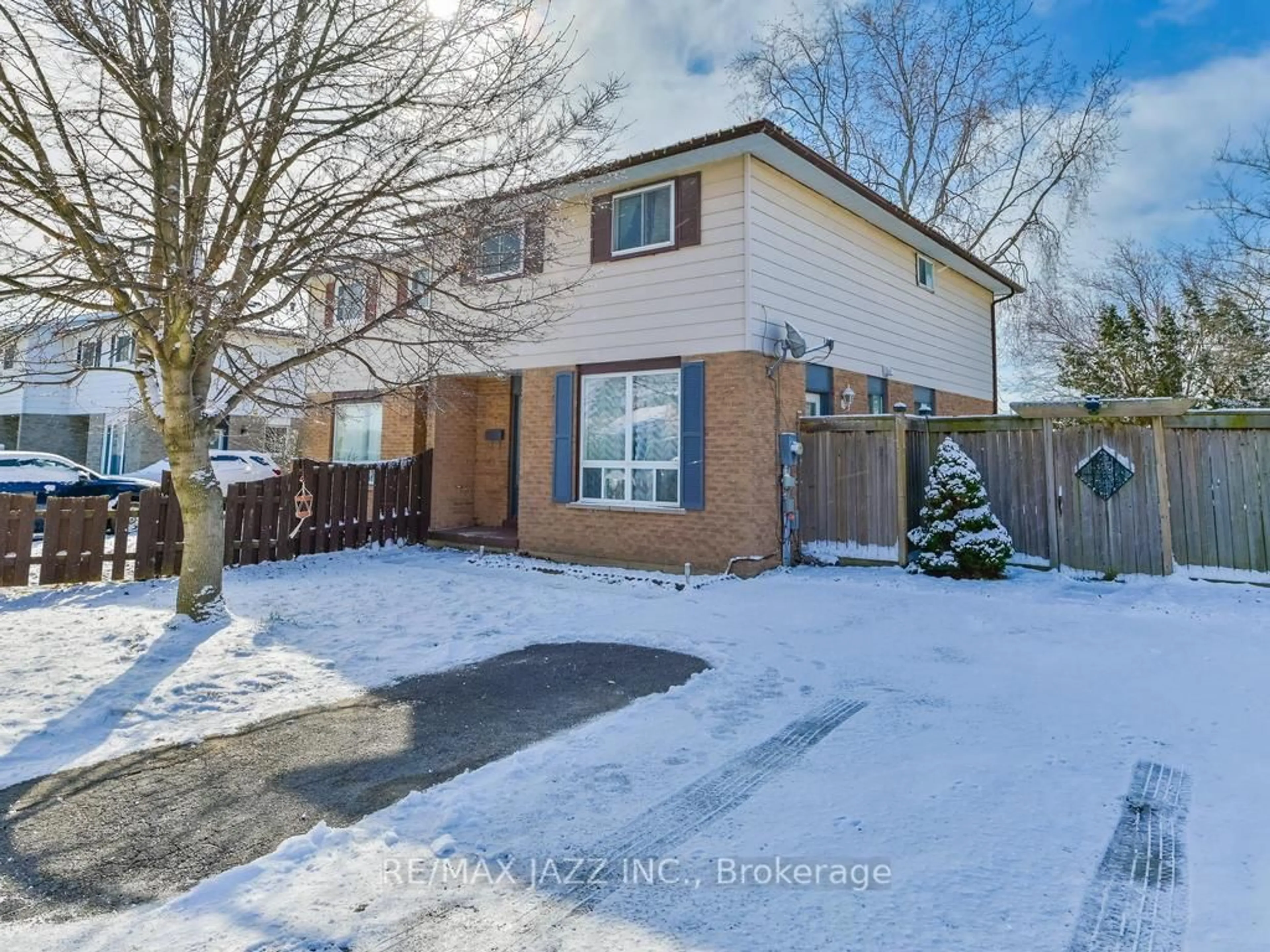 A pic from outside/outdoor area/front of a property/back of a property/a pic from drone, street for 7 Loscombe Dr, Clarington Ontario L1C 3S8