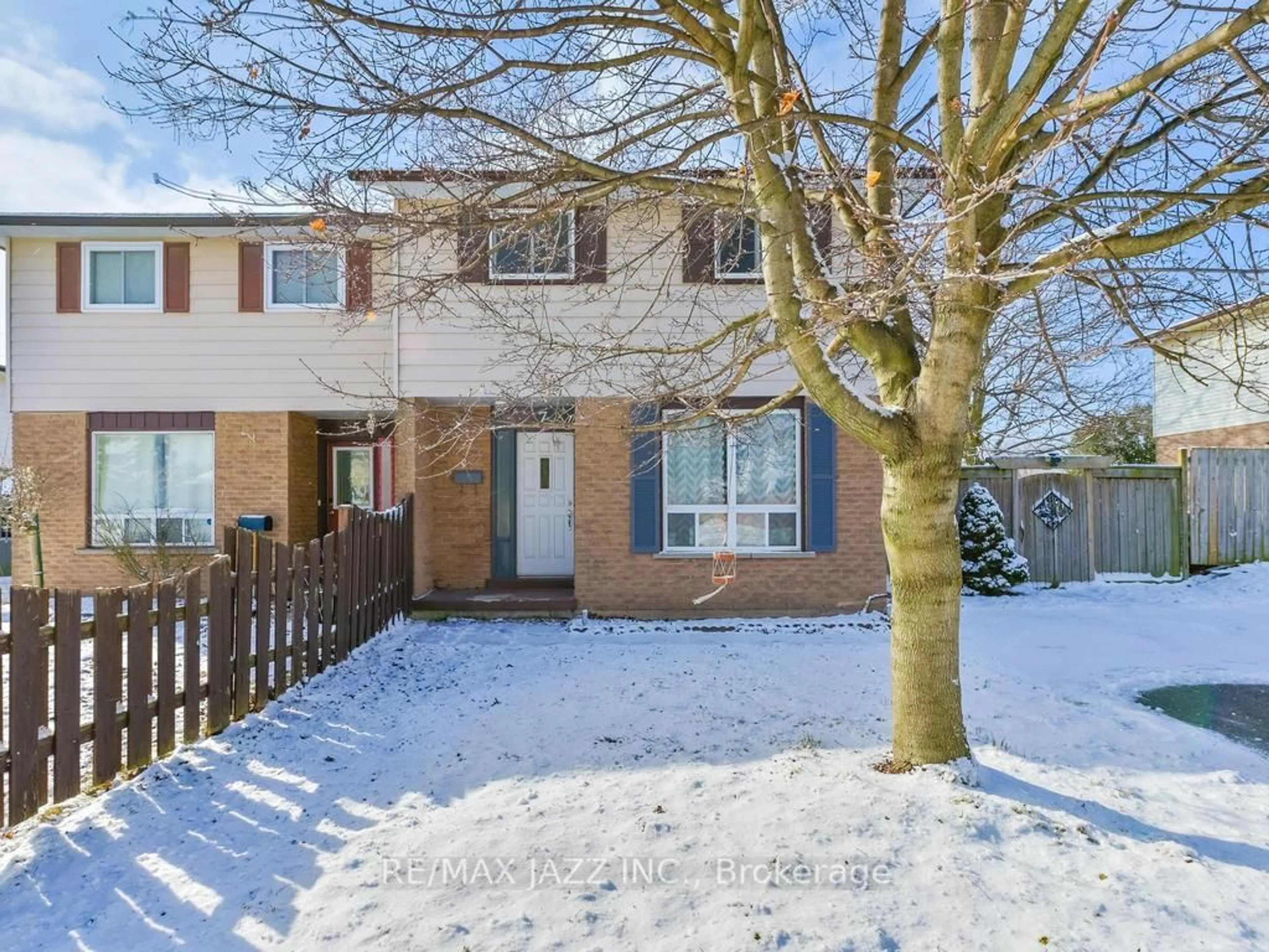 A pic from outside/outdoor area/front of a property/back of a property/a pic from drone, street for 7 Loscombe Dr, Clarington Ontario L1C 3S8