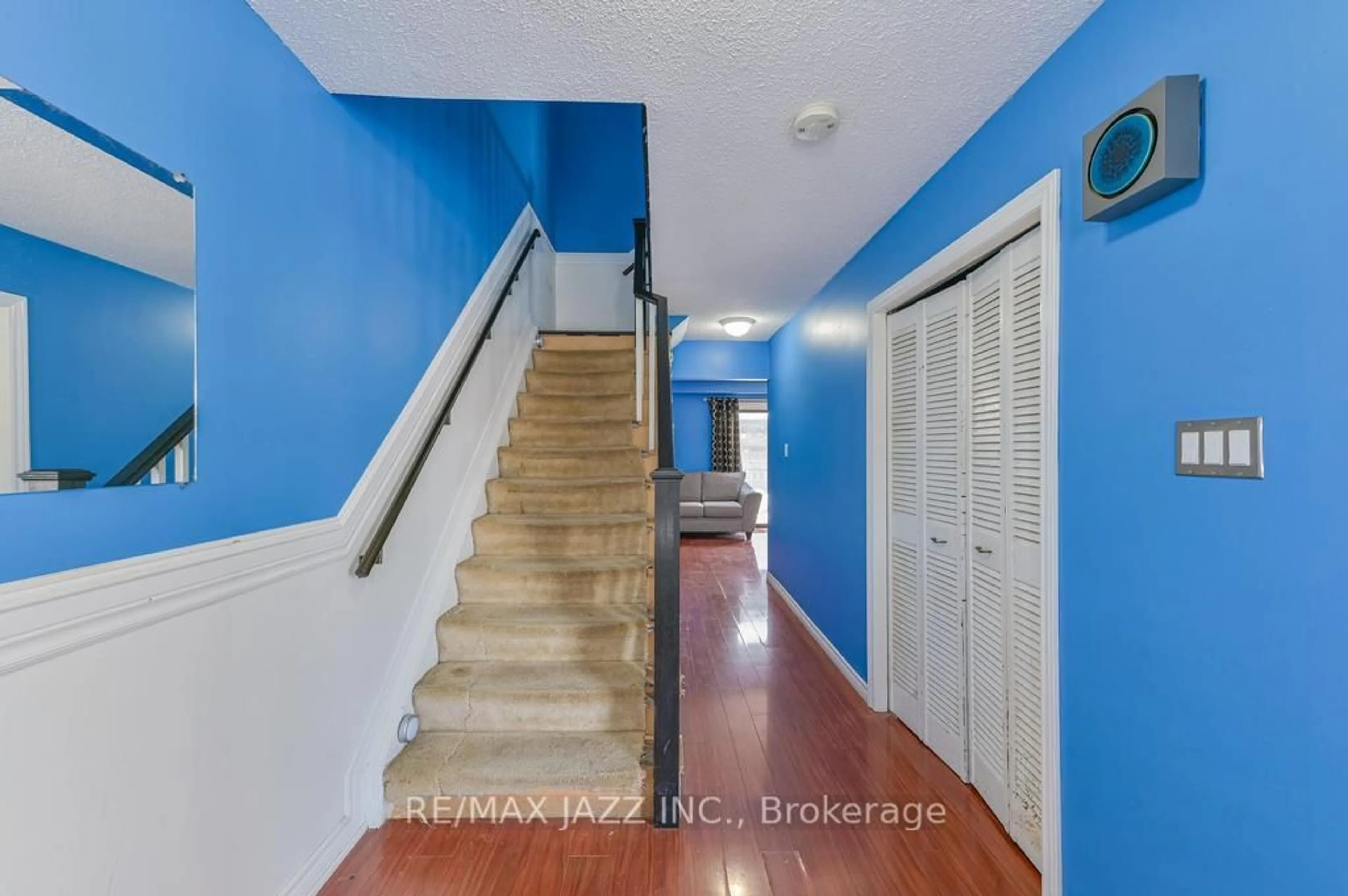 Indoor entryway for 7 Loscombe Dr, Clarington Ontario L1C 3S8