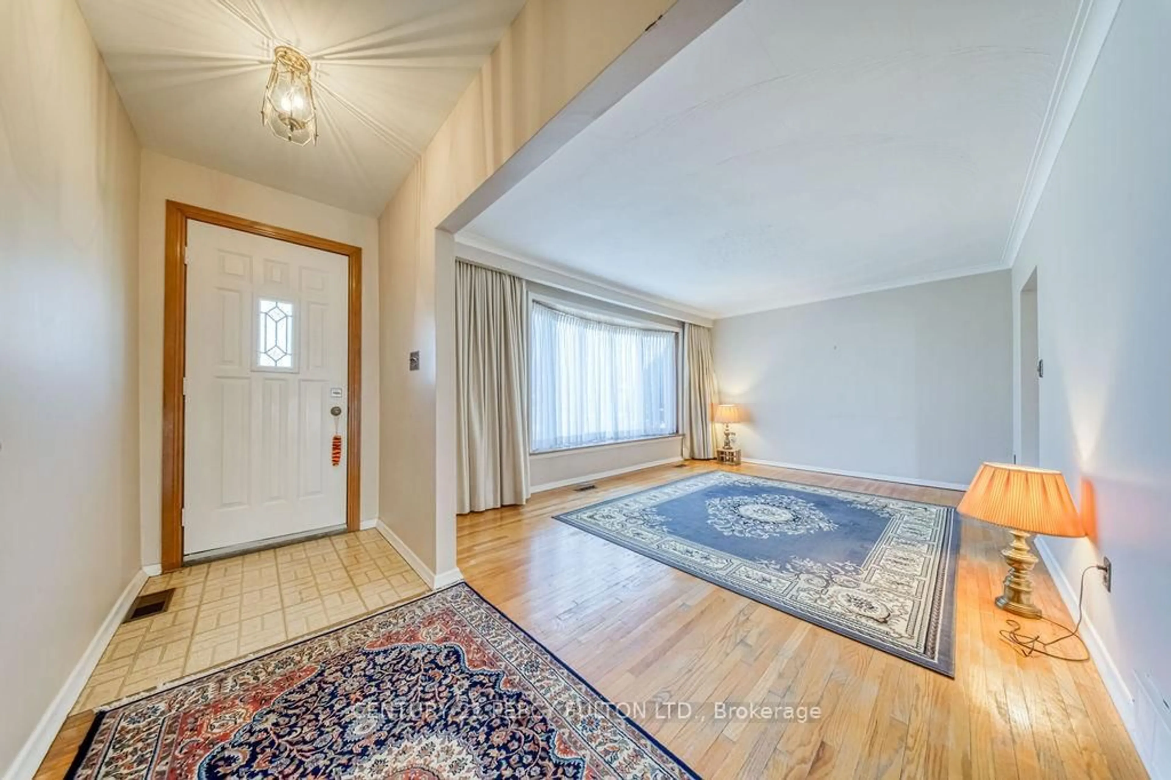 Indoor foyer for 421 Painted Post Dr, Toronto Ontario M1G 2M7