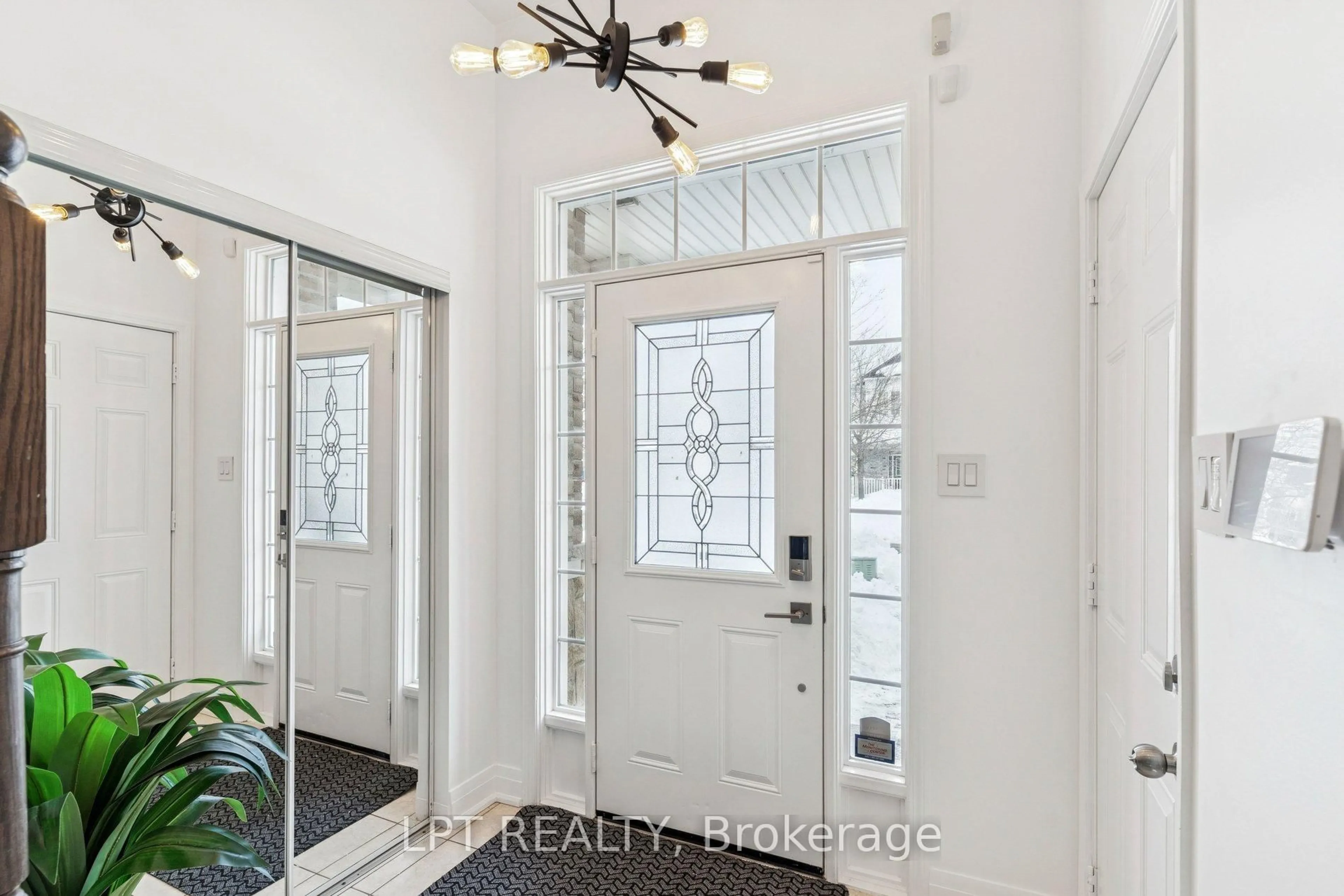 Indoor entryway for 61 Minerva Ave, Toronto Ontario M1M 0C2