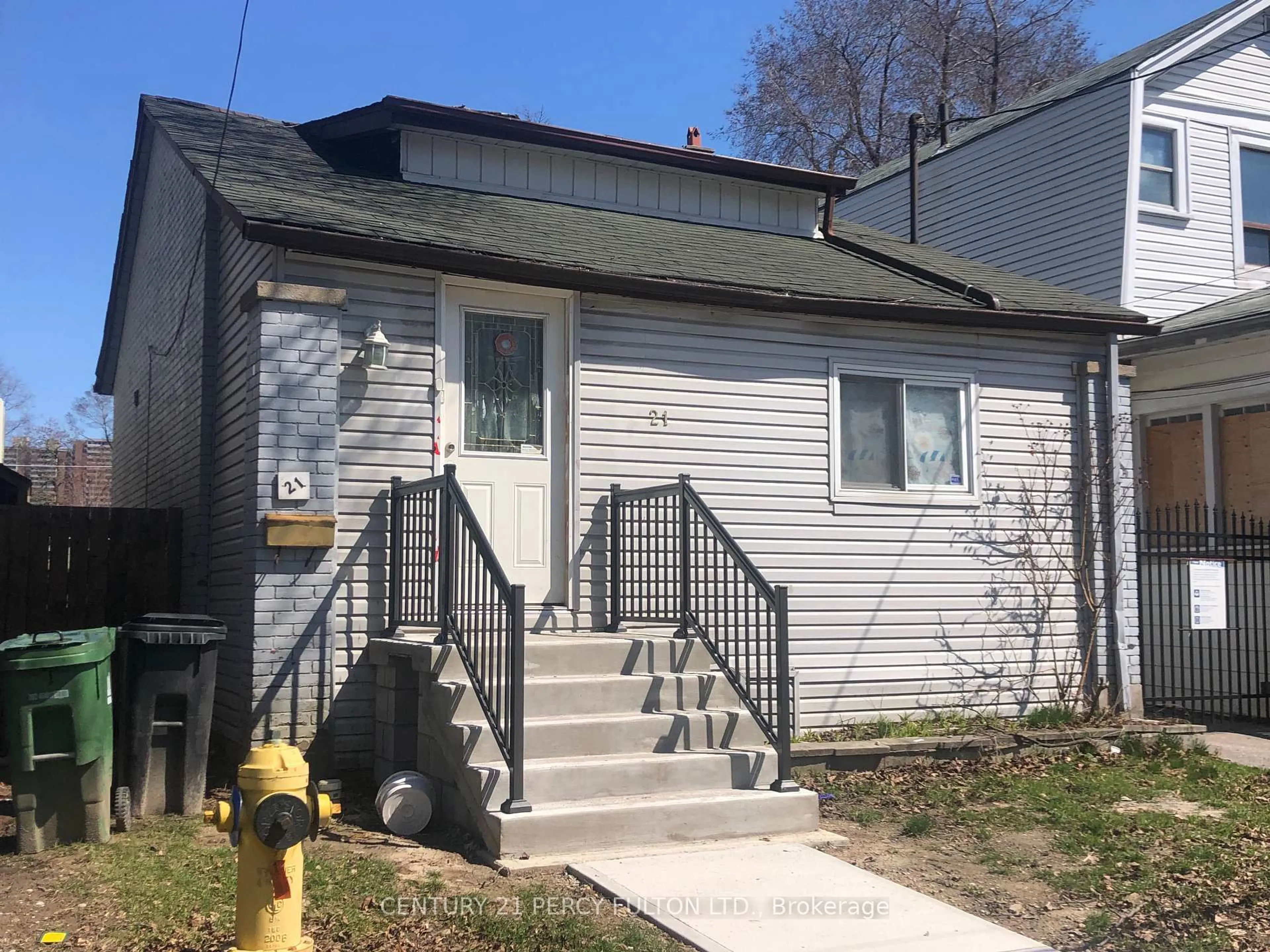 Home with vinyl exterior material, street for 21 Eastdale Ave, Toronto Ontario M4C 4Z8