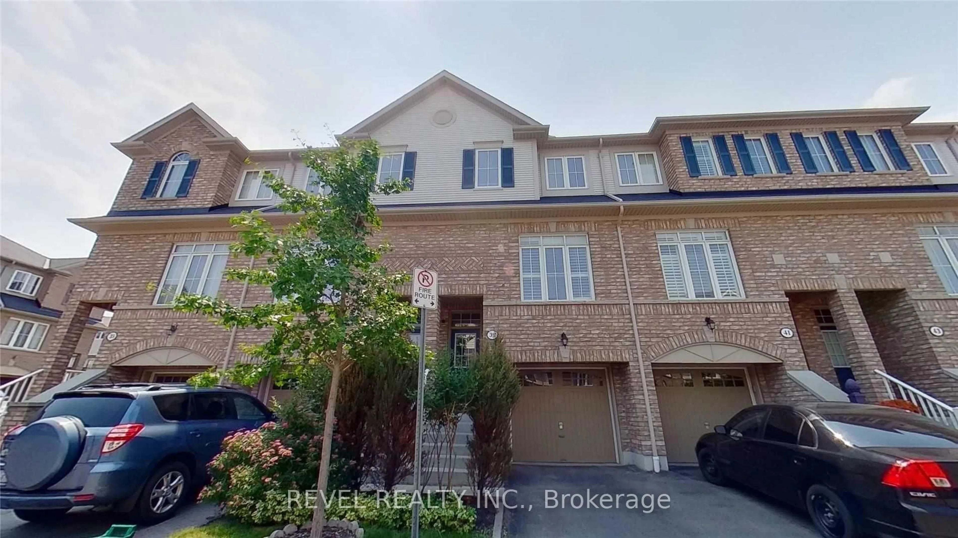 A pic from outside/outdoor area/front of a property/back of a property/a pic from drone, street for 39 Martinworth Lane, Ajax Ontario L1Z 0L1