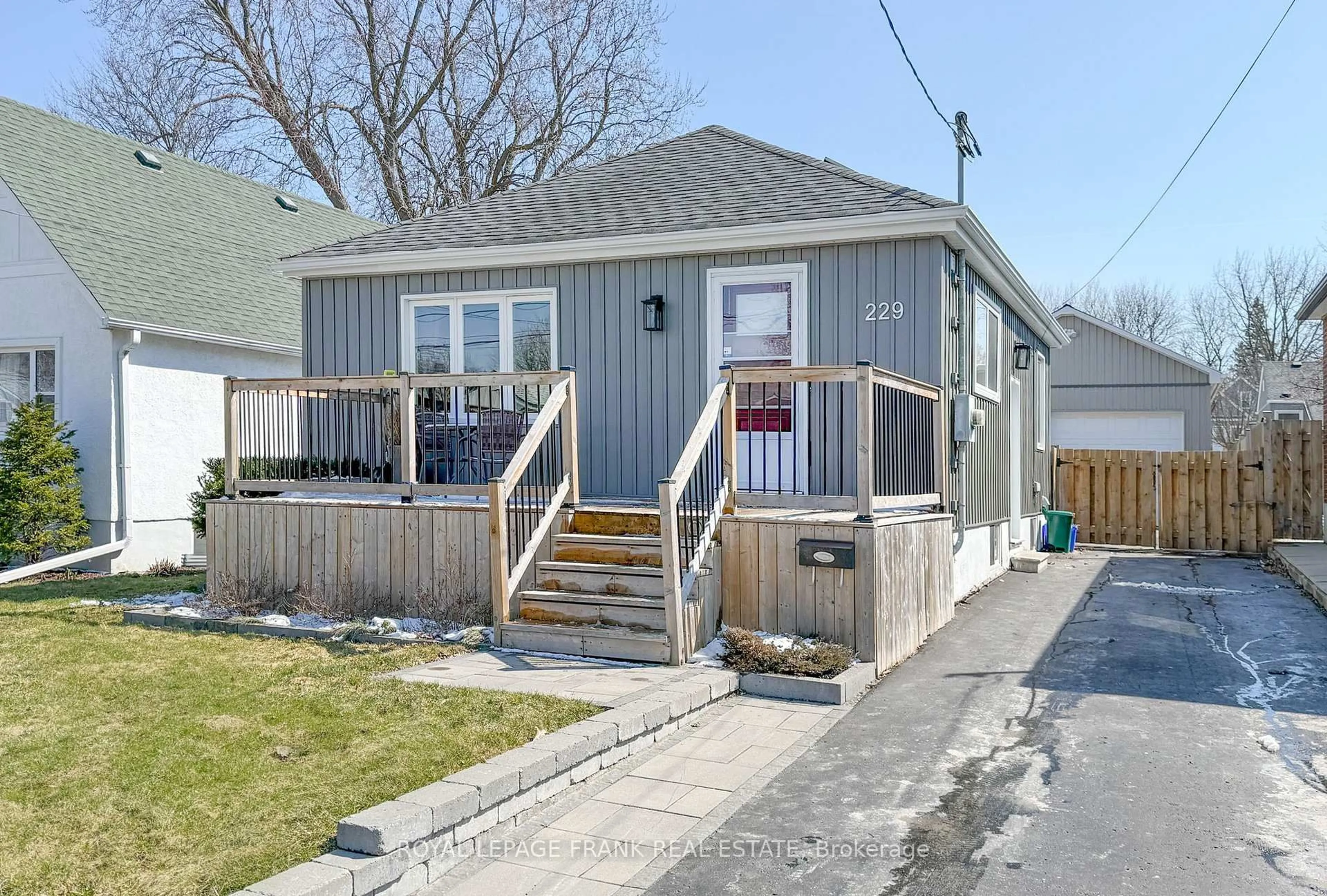 Unknown for 229 Hibbert Ave, Oshawa Ontario L1J 1V4