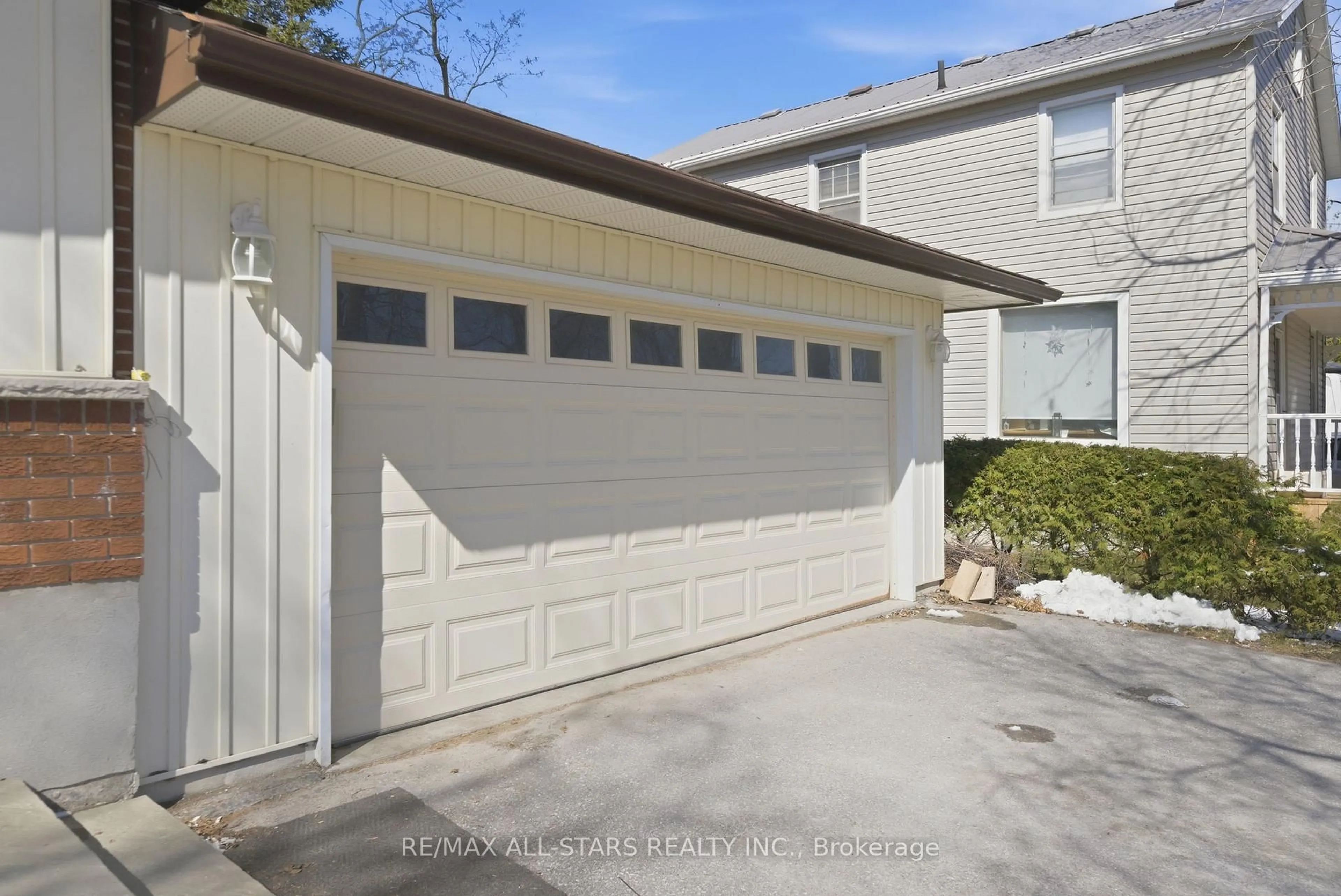 Indoor garage for 20 Hurd St, Scugog Ontario L9L 1C1