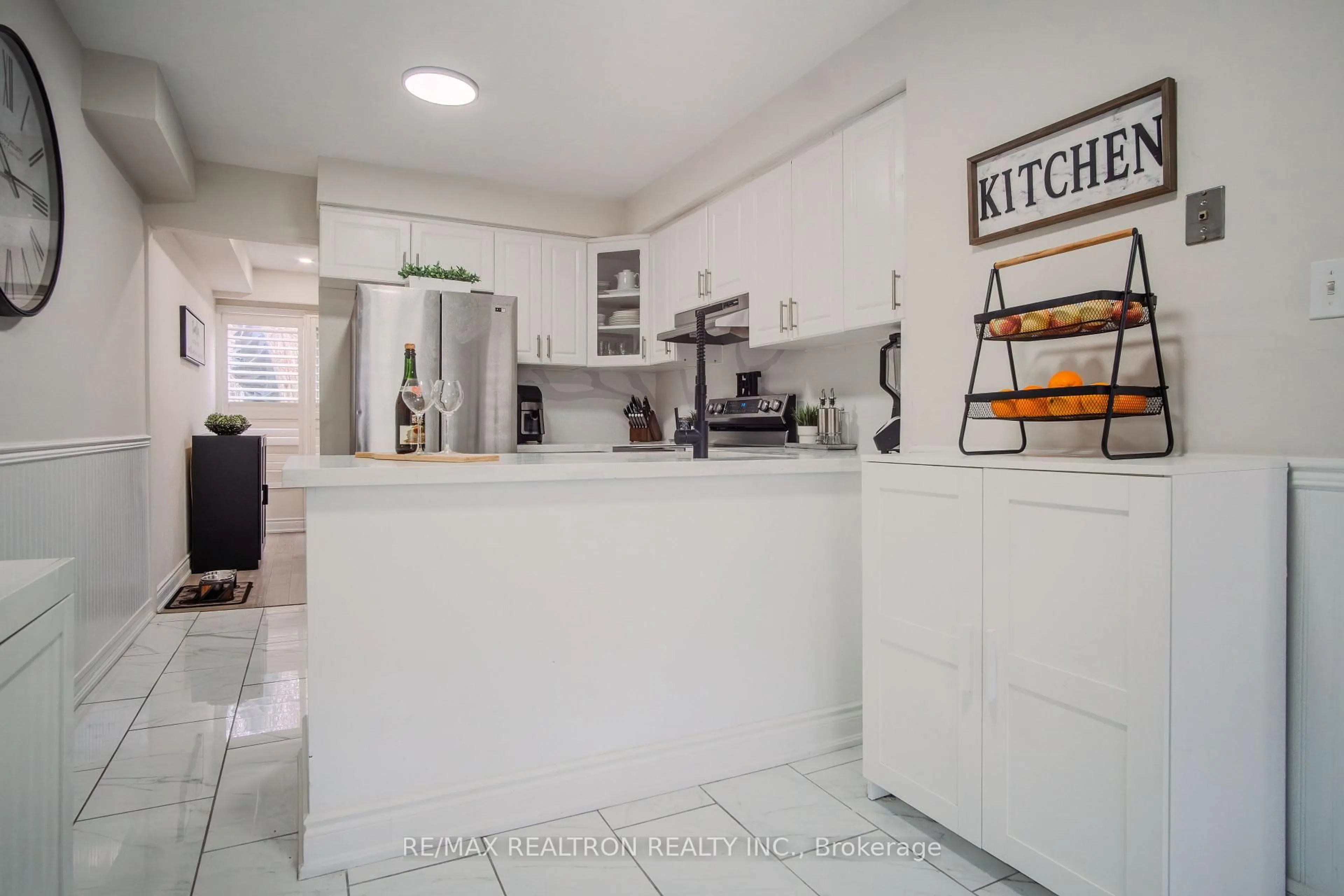 Standard kitchen, unknown for 1039 Rowntree Cres, Pickering Ontario L1V 5A9