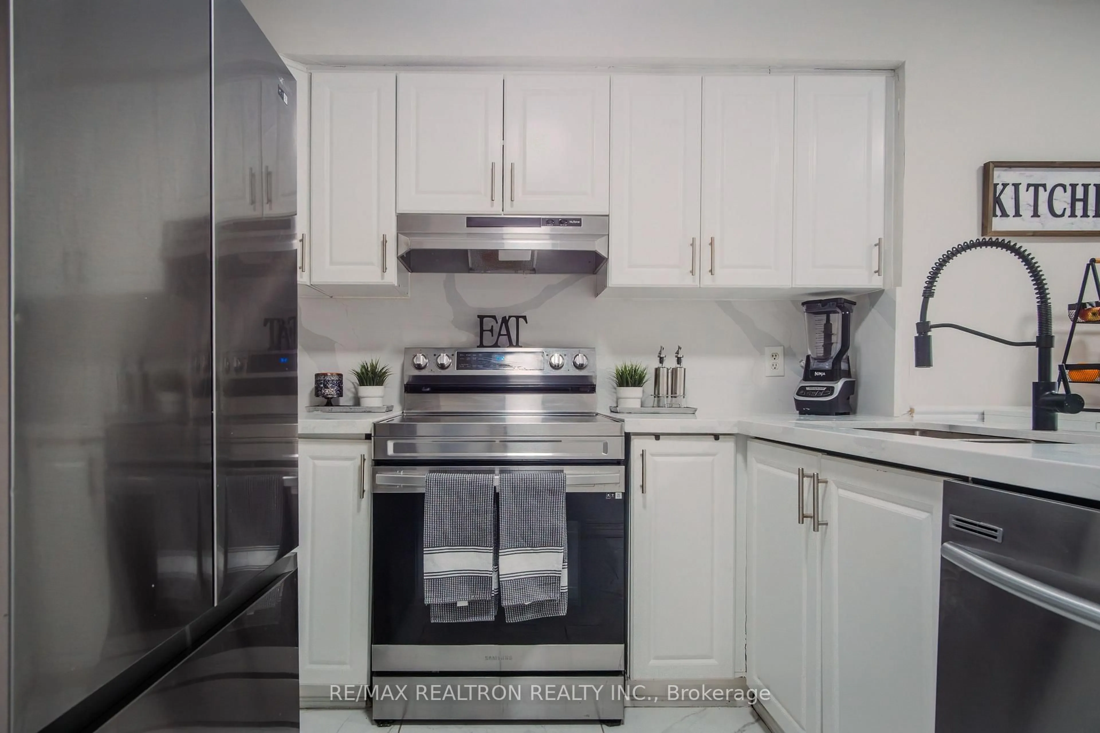 Standard kitchen, unknown for 1039 Rowntree Cres, Pickering Ontario L1V 5A9