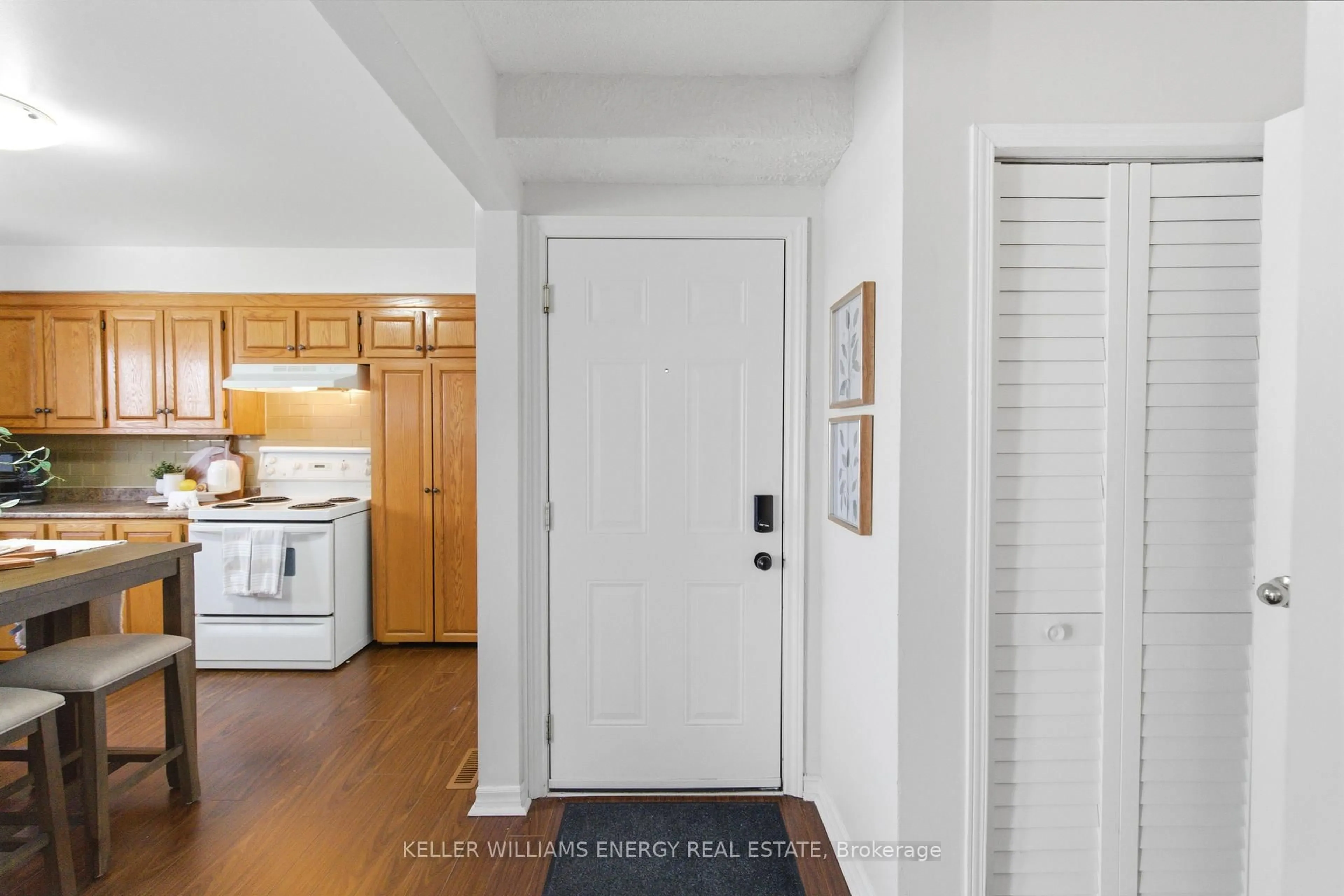 Indoor entryway for 1333 Mary St #72, Oshawa Ontario L1G 6Z3