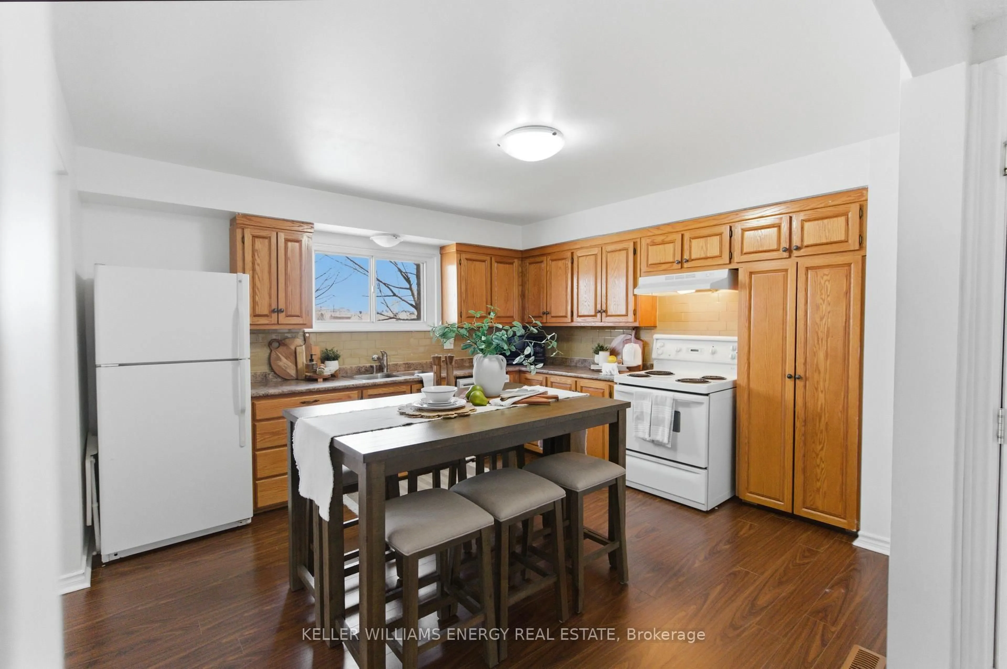 Standard kitchen, unknown for 1333 Mary St #72, Oshawa Ontario L1G 6Z3