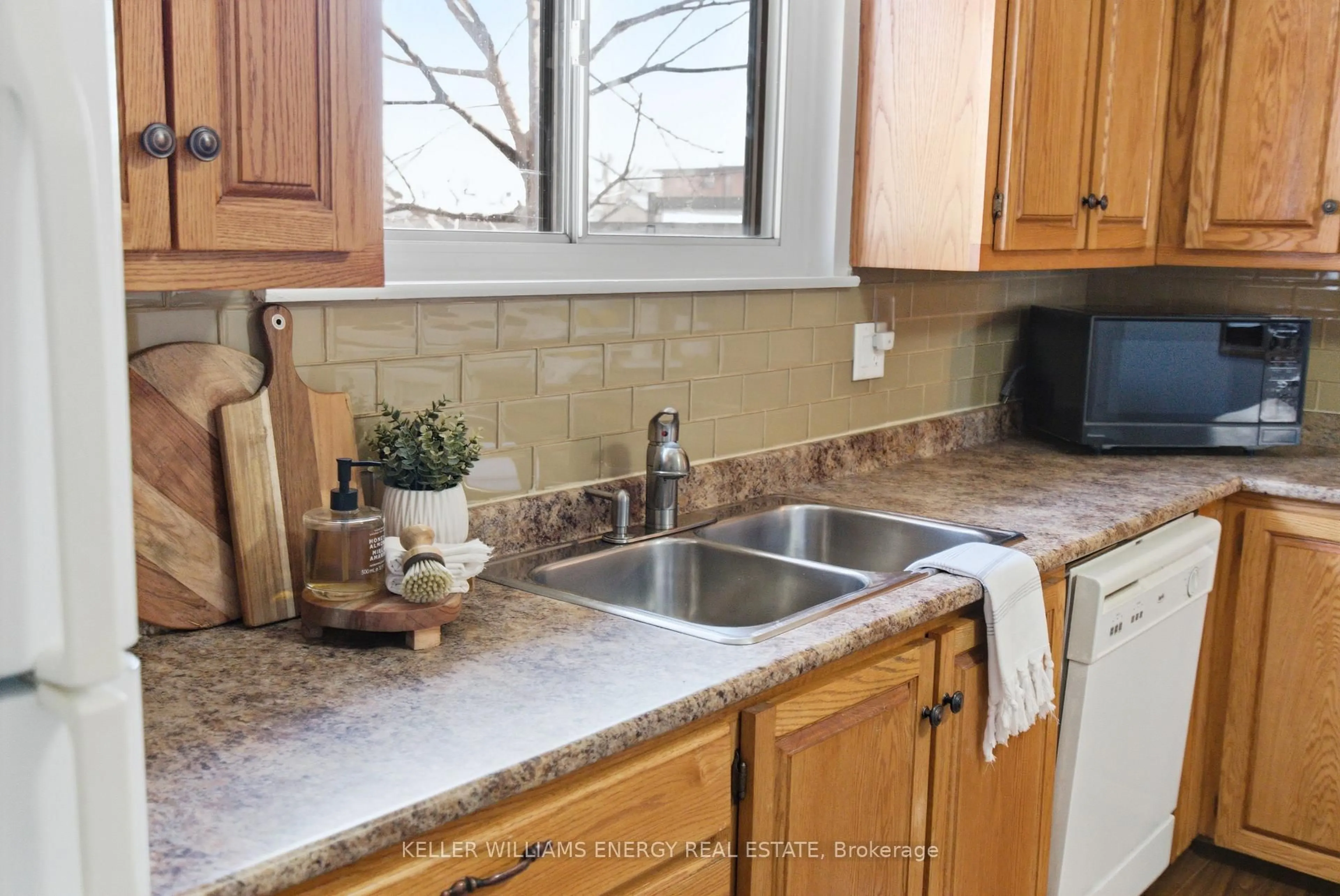 Standard kitchen, ceramic/tile floor for 1333 Mary St #72, Oshawa Ontario L1G 6Z3