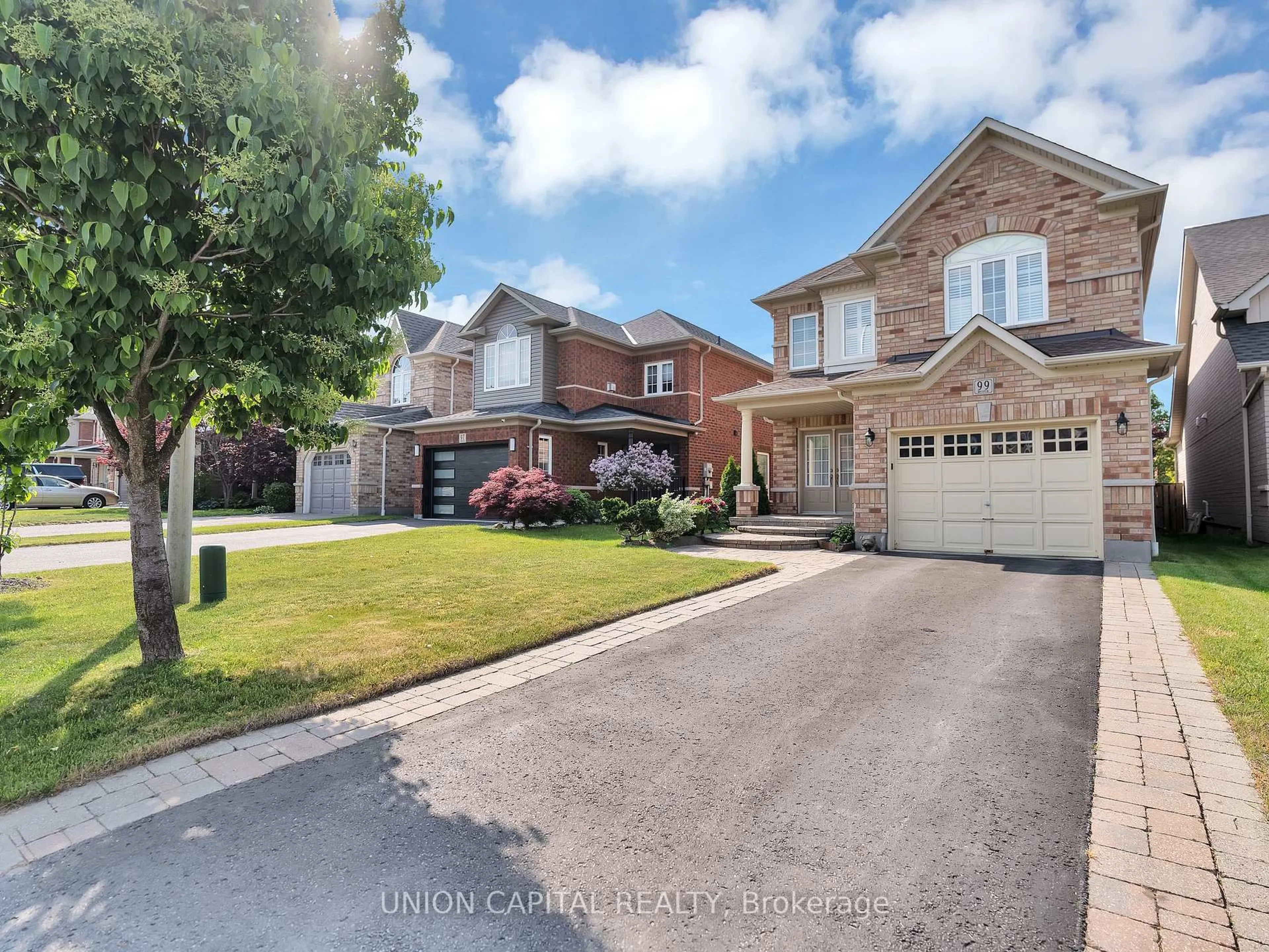 A pic from outside/outdoor area/front of a property/back of a property/a pic from drone, street for 99 Scepter Pl, Whitby Ontario L1R 3A6