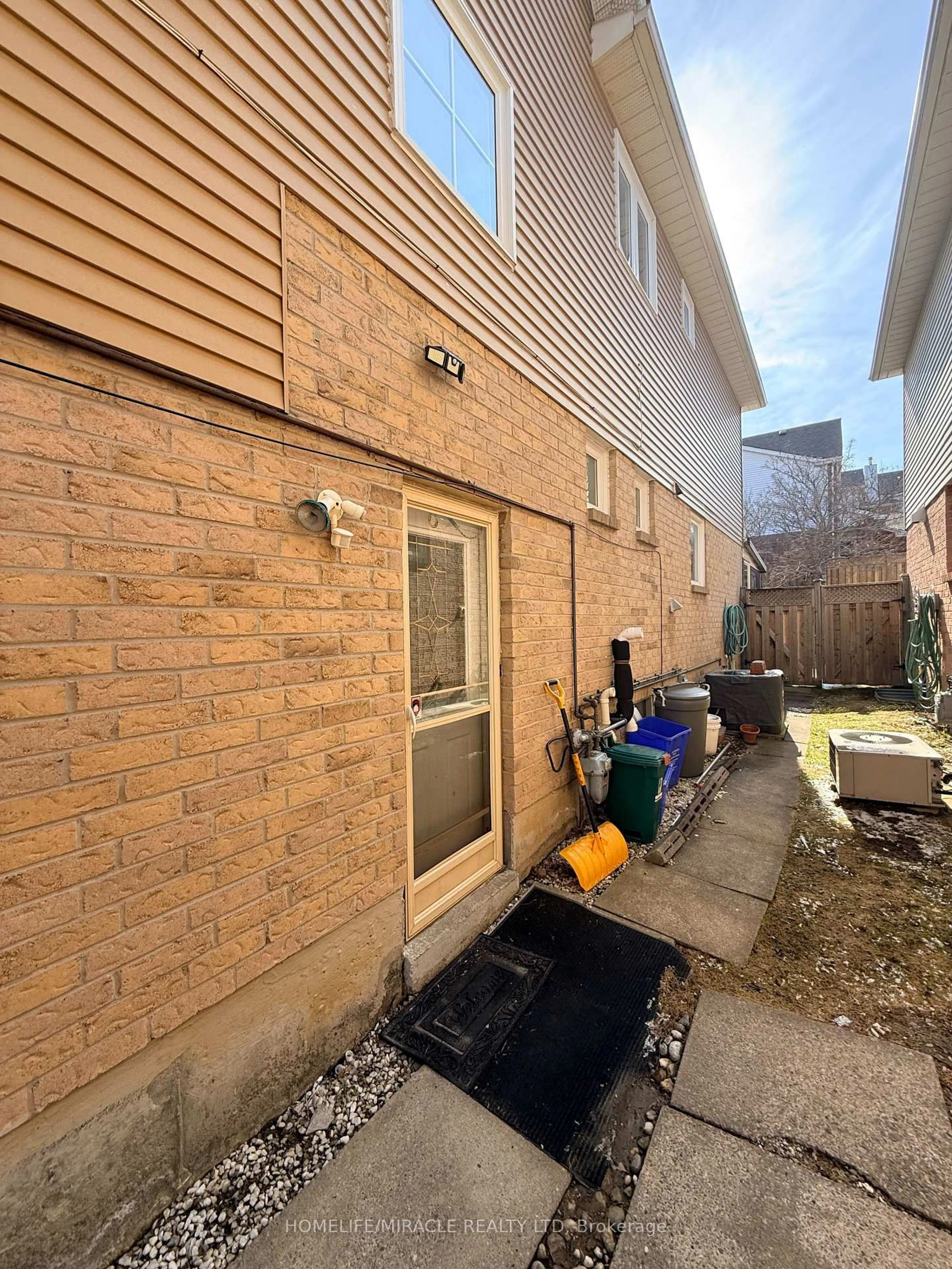 Unknown for 2274 Chapman Crt, Pickering Ontario L1X 2E8