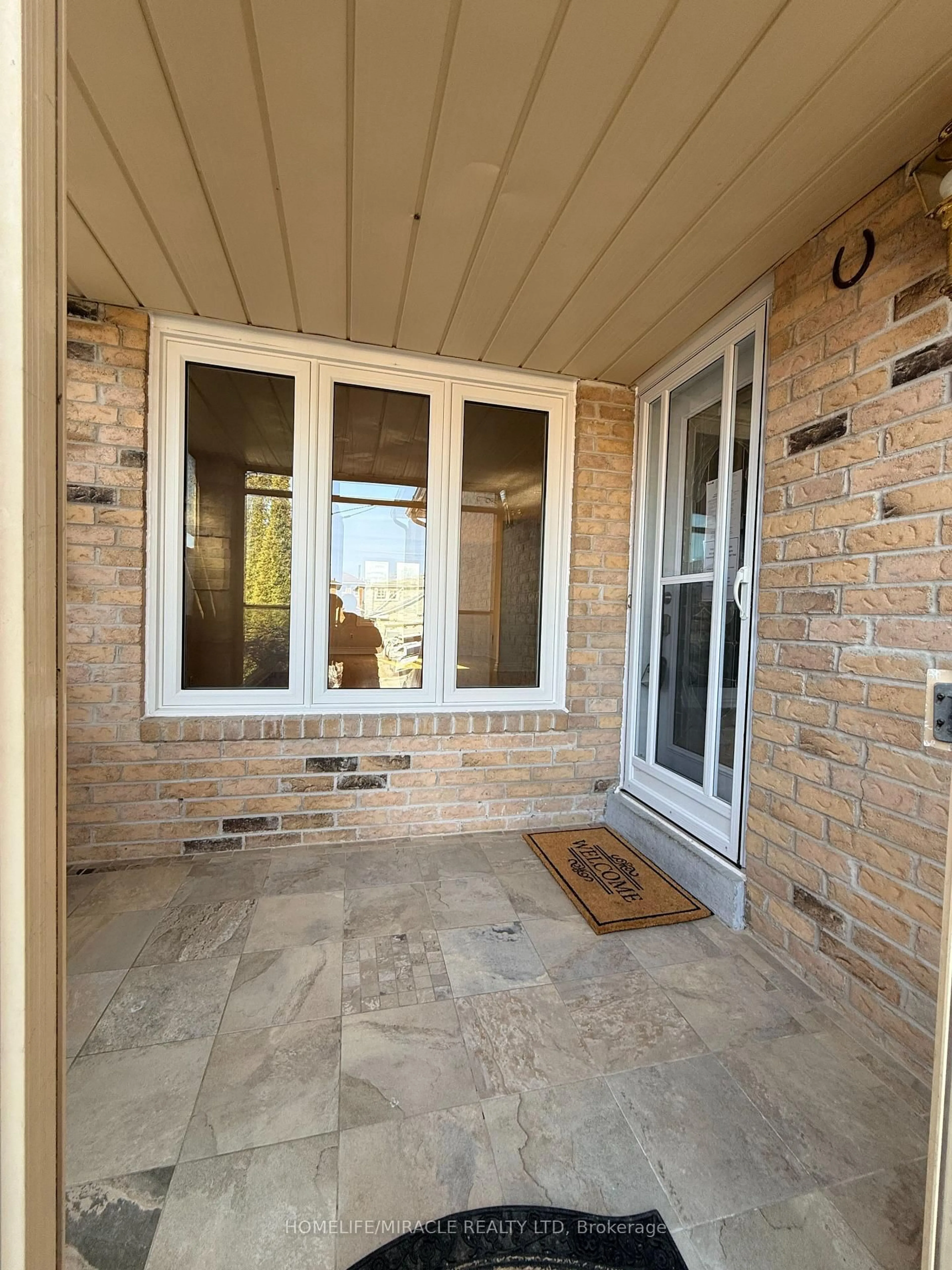 Indoor entryway for 2274 Chapman Crt, Pickering Ontario L1X 2E8