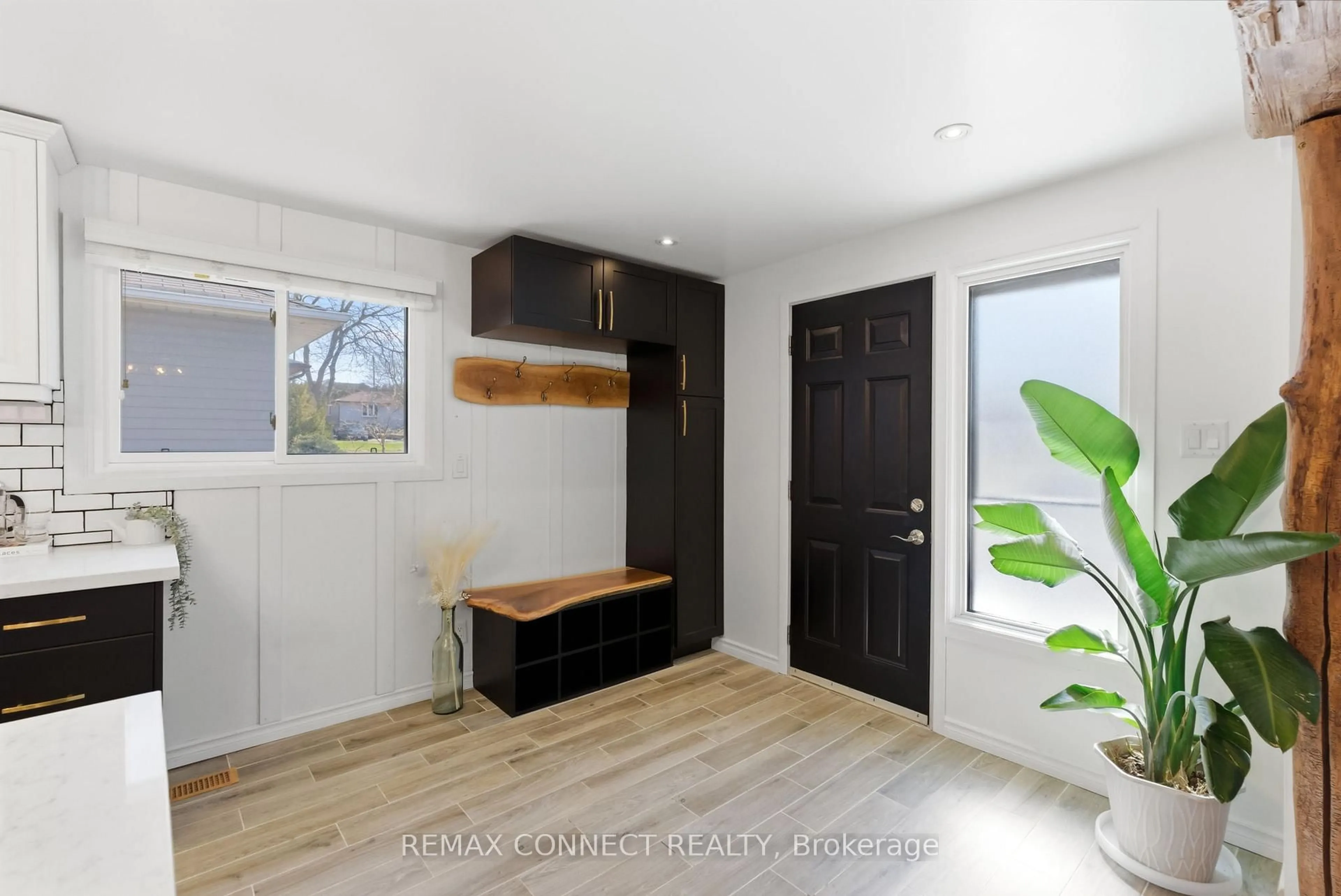 Indoor entryway for 1202 Norman Crt, Oshawa Ontario L1H 7X2