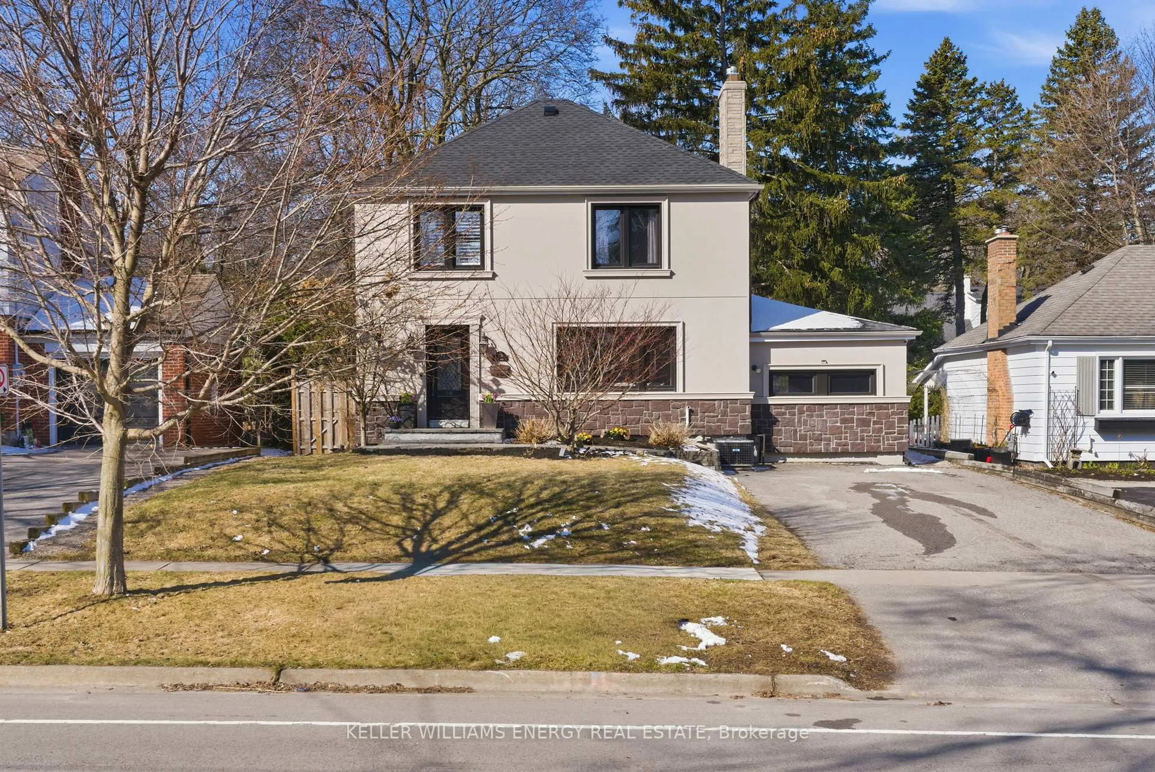 A pic from outside/outdoor area/front of a property/back of a property/a pic from drone, street for 748 Mary St, Oshawa Ontario L1G 5G3