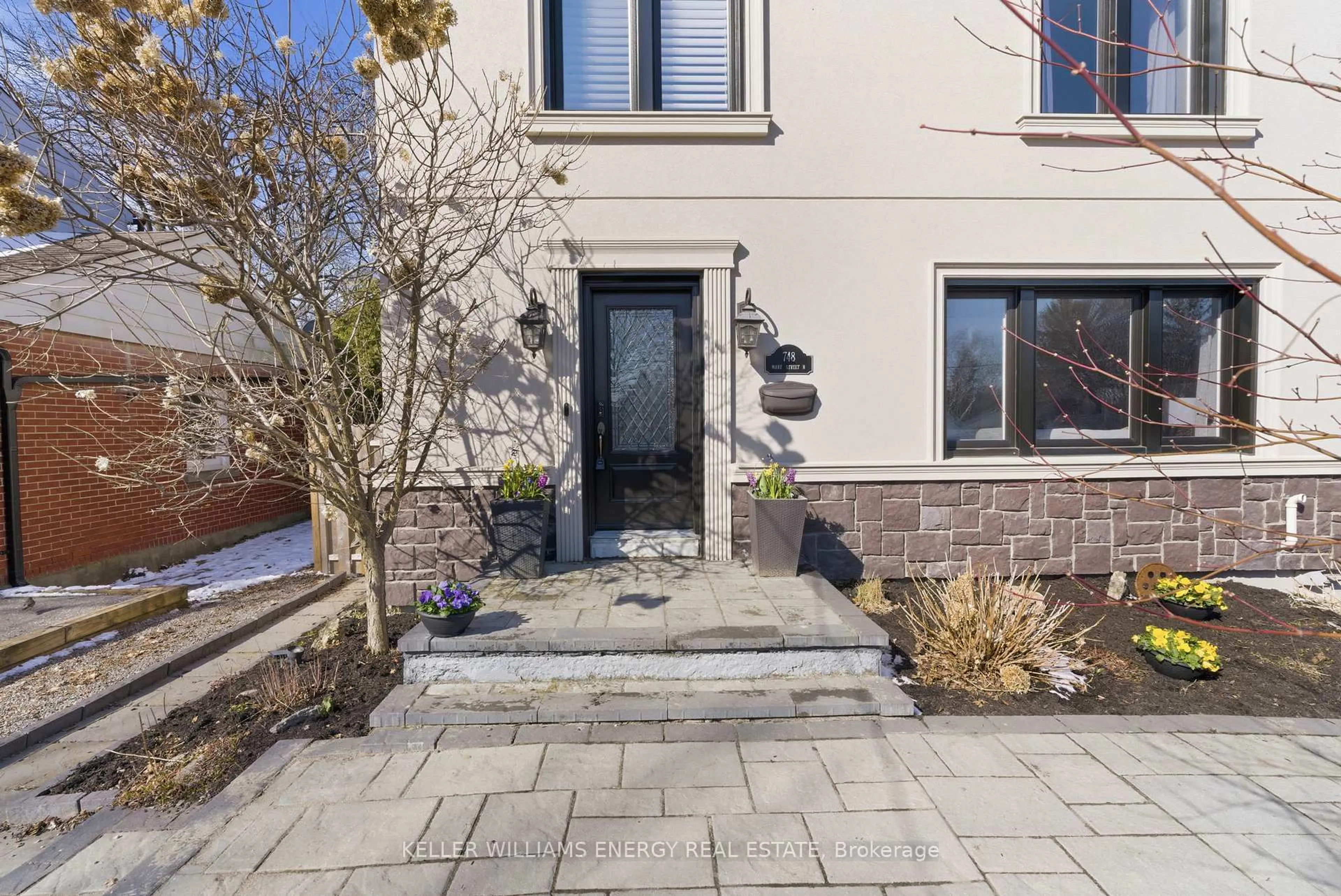 Patio, street for 748 Mary St, Oshawa Ontario L1G 5G3