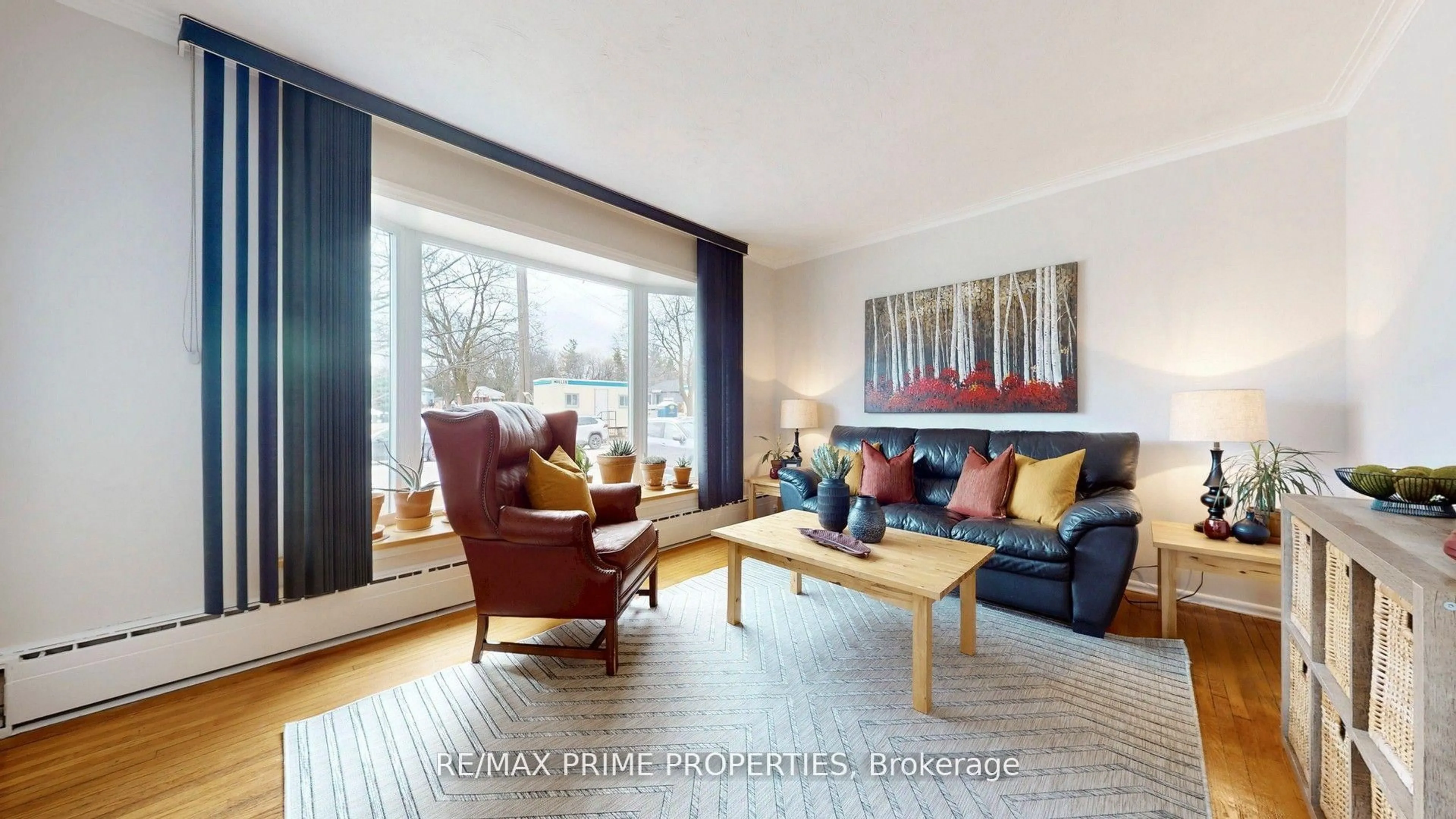 Living room with furniture, wood/laminate floor for 17 Tardree Pl, Toronto Ontario M1R 3X2