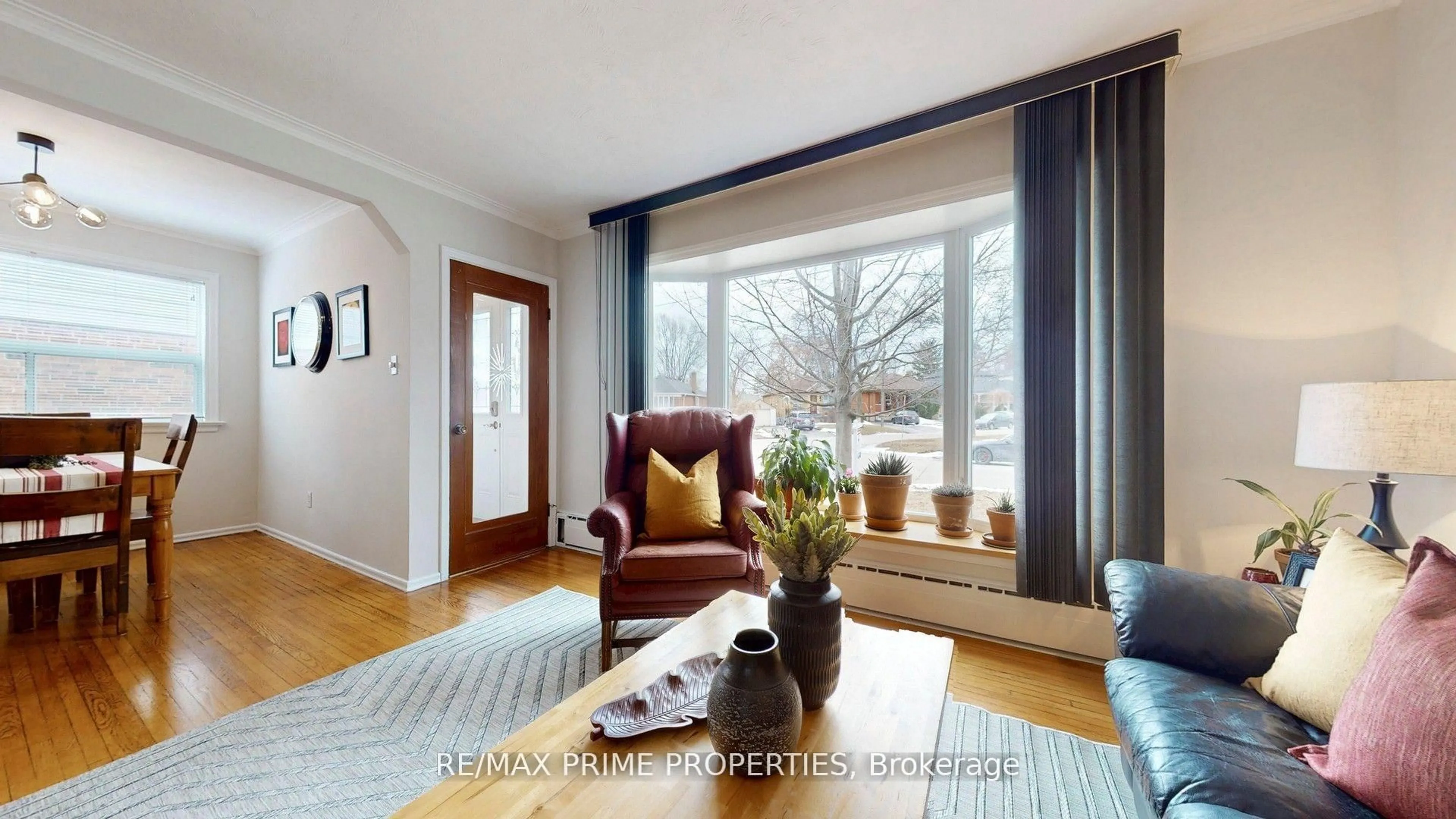 Living room with furniture, wood/laminate floor for 17 Tardree Pl, Toronto Ontario M1R 3X2