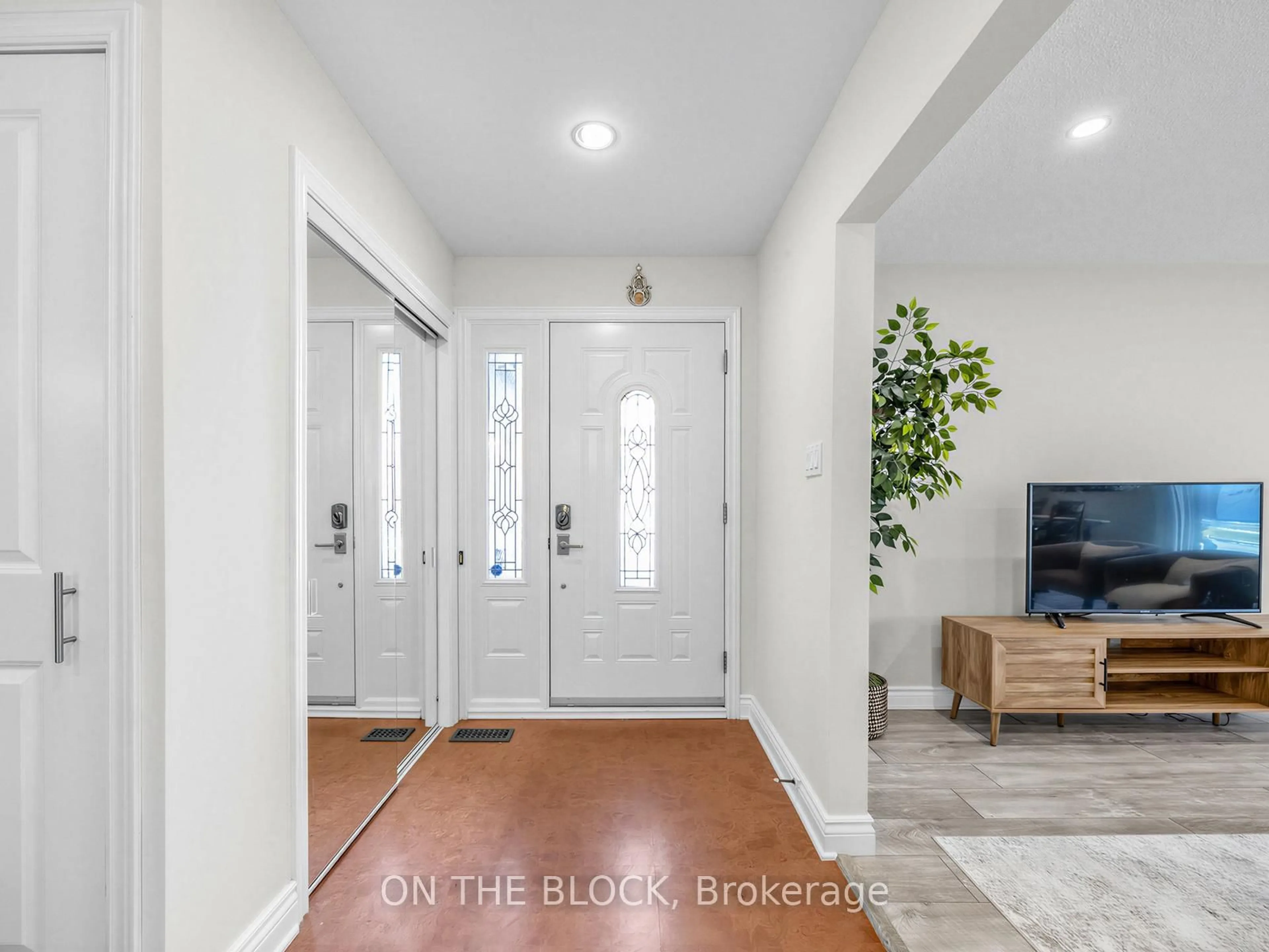 Indoor entryway for 41 Eastlea Cres, Toronto Ontario M1T 3A5