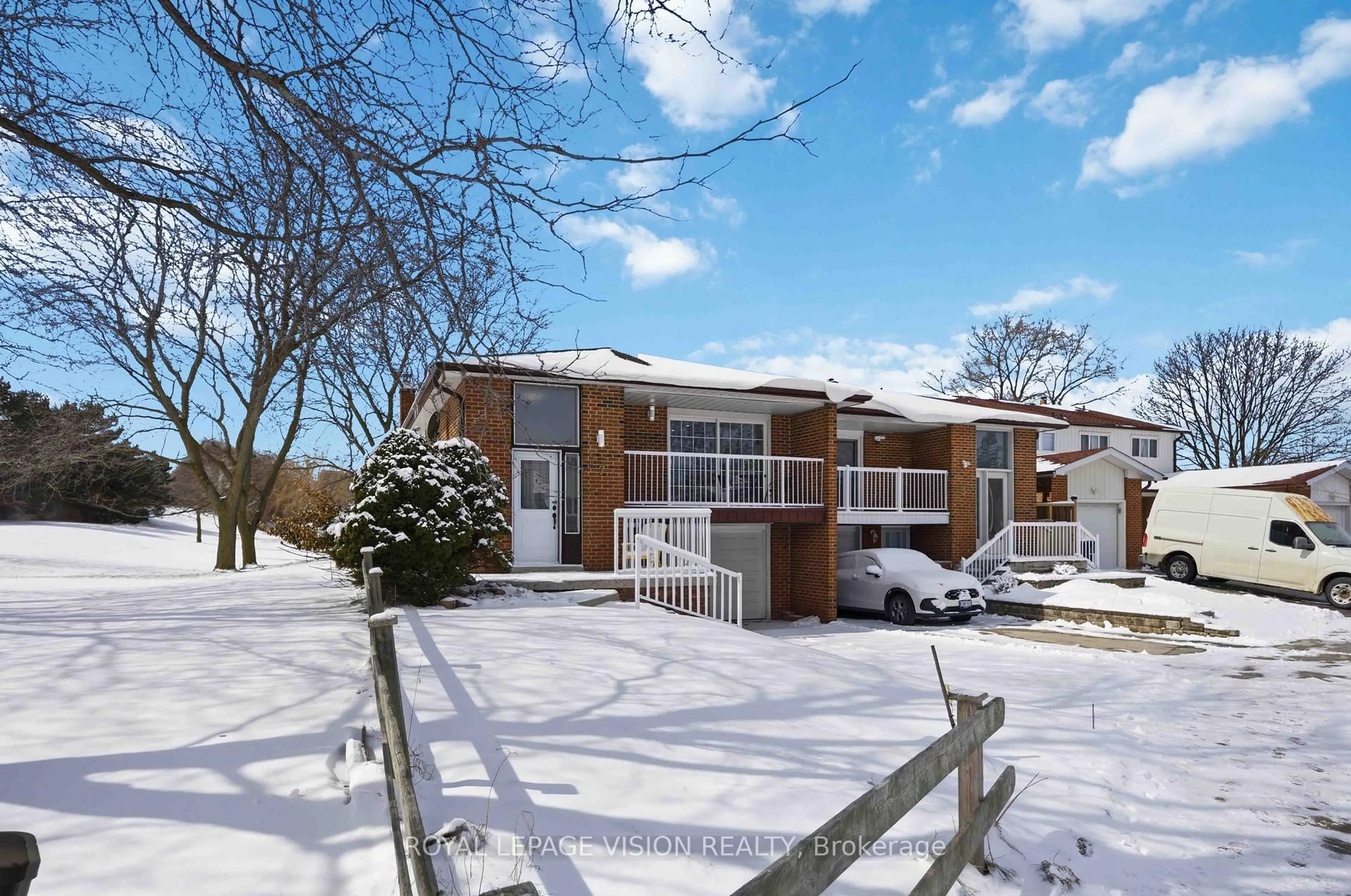 A pic from outside/outdoor area/front of a property/back of a property/a pic from drone, street for 7 Snowhill Cres, Toronto Ontario M1S 3T4