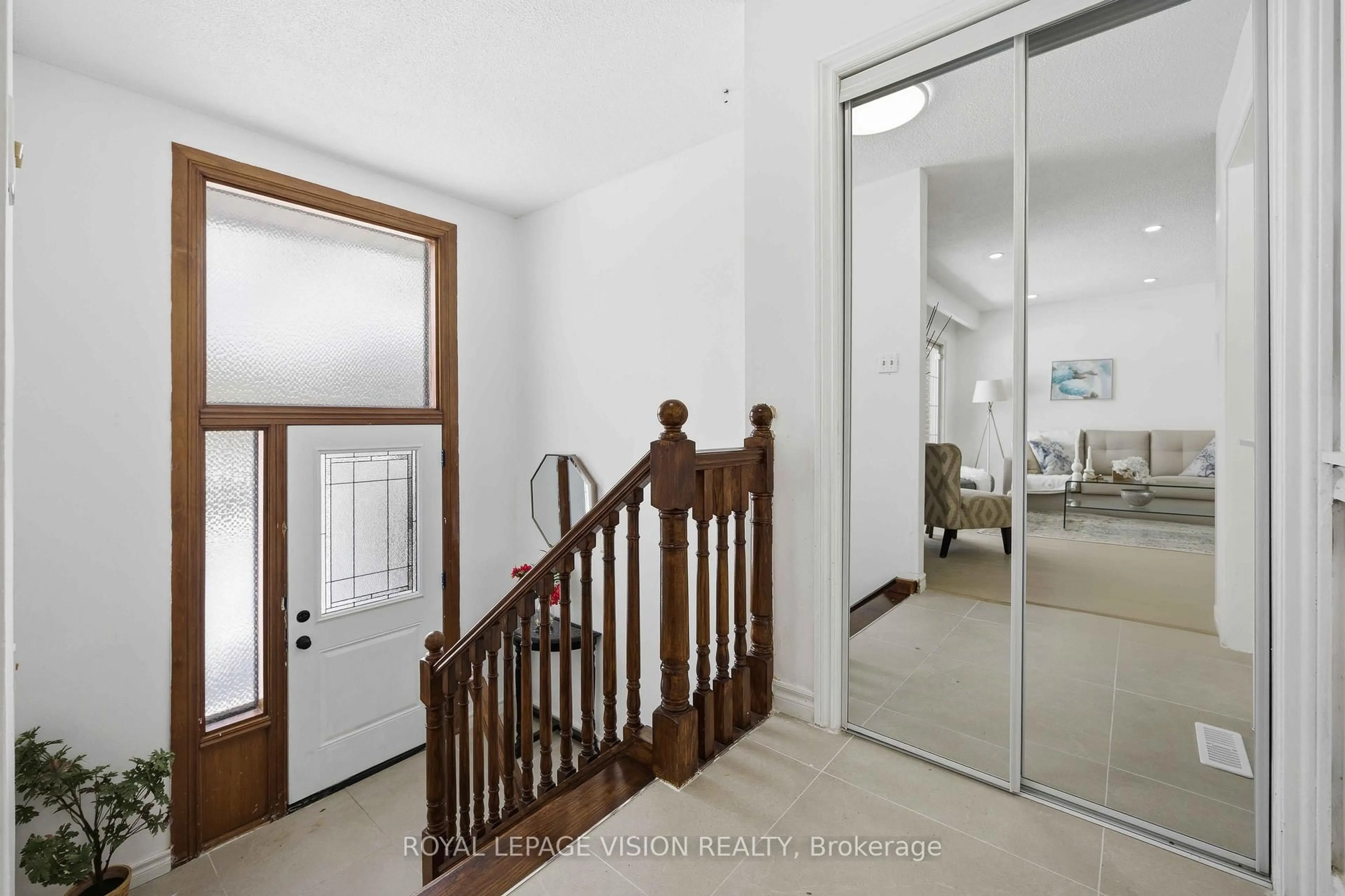 Indoor foyer for 7 Snowhill Cres, Toronto Ontario M1S 3T4