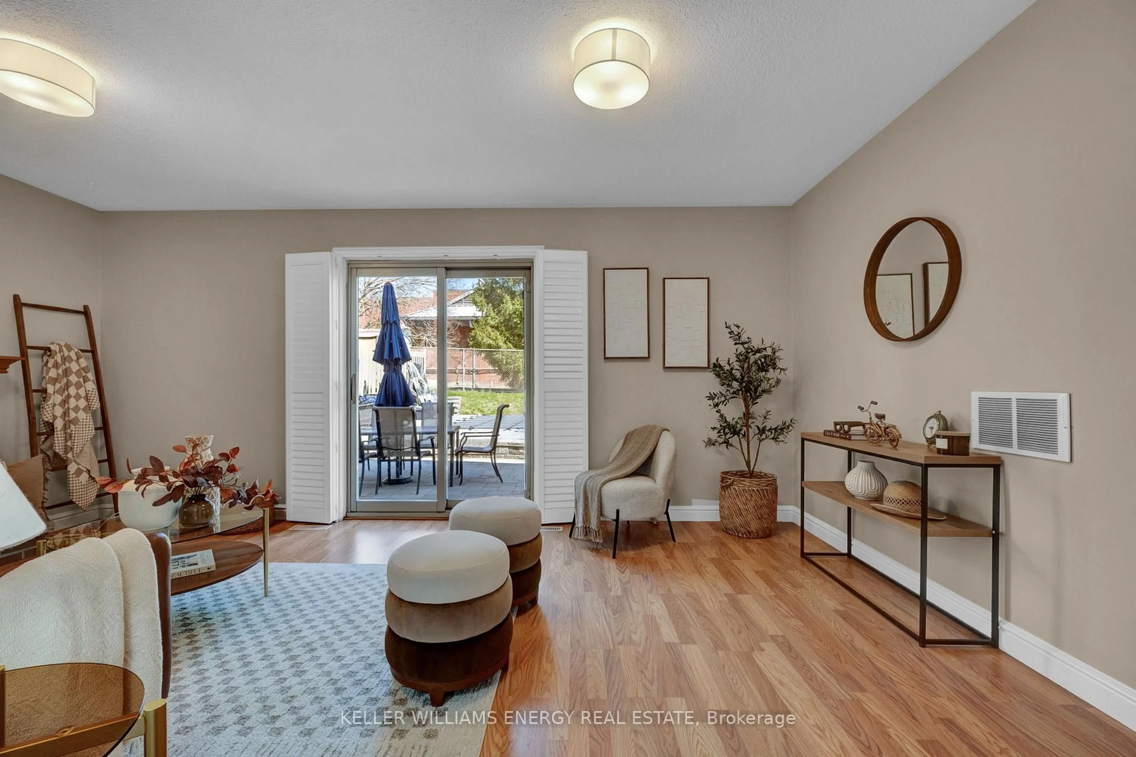 Indoor entryway for 693 Waverly St, Oshawa Ontario L1J 6C1