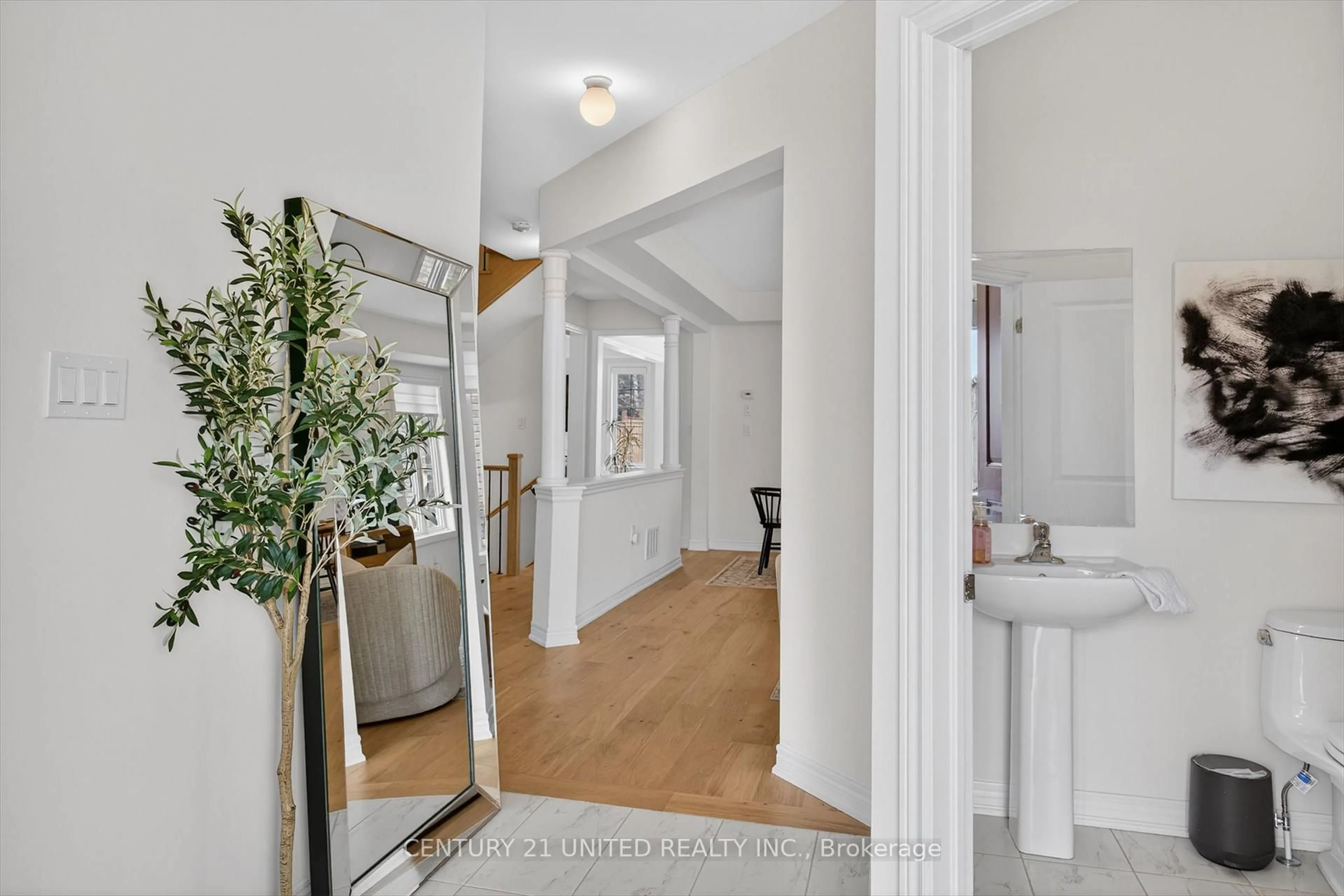 Indoor entryway for 10 Forman St, Scugog Ontario L9L 0B2