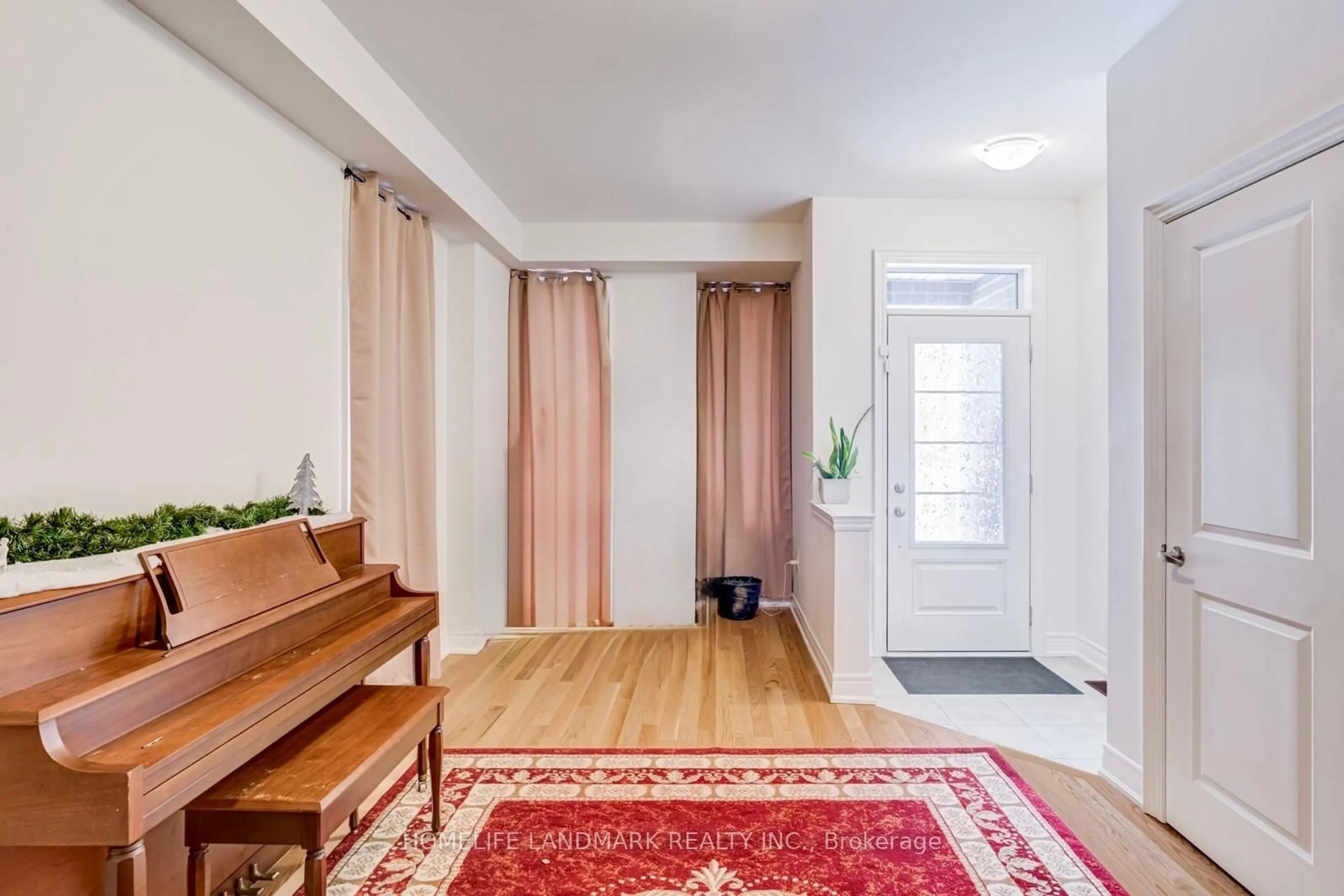 Indoor entryway for 2844 Whites Rd, Pickering Ontario L1X 0R6