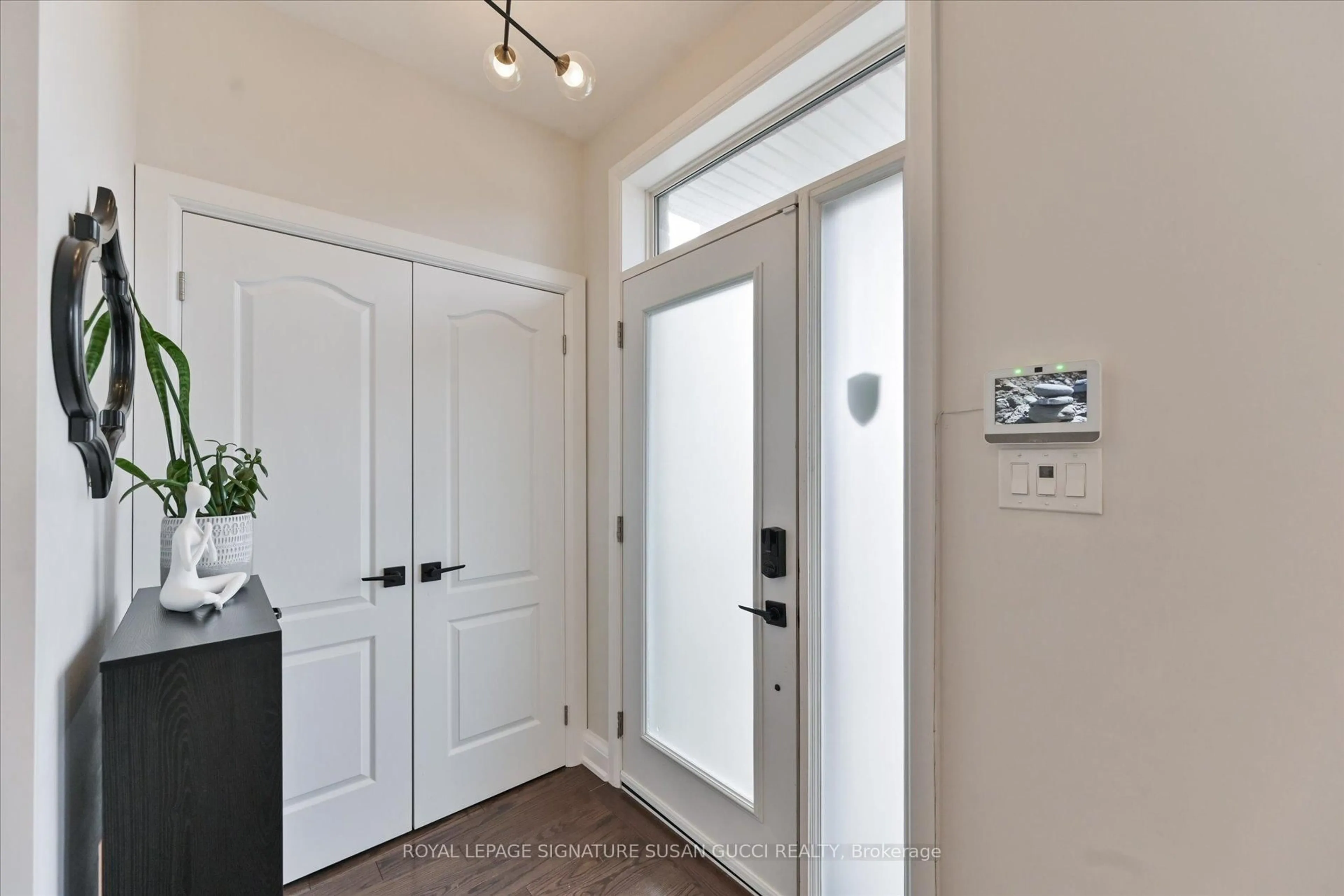 Indoor entryway for 811 Cosburn Ave, Toronto Ontario M4C 2V9