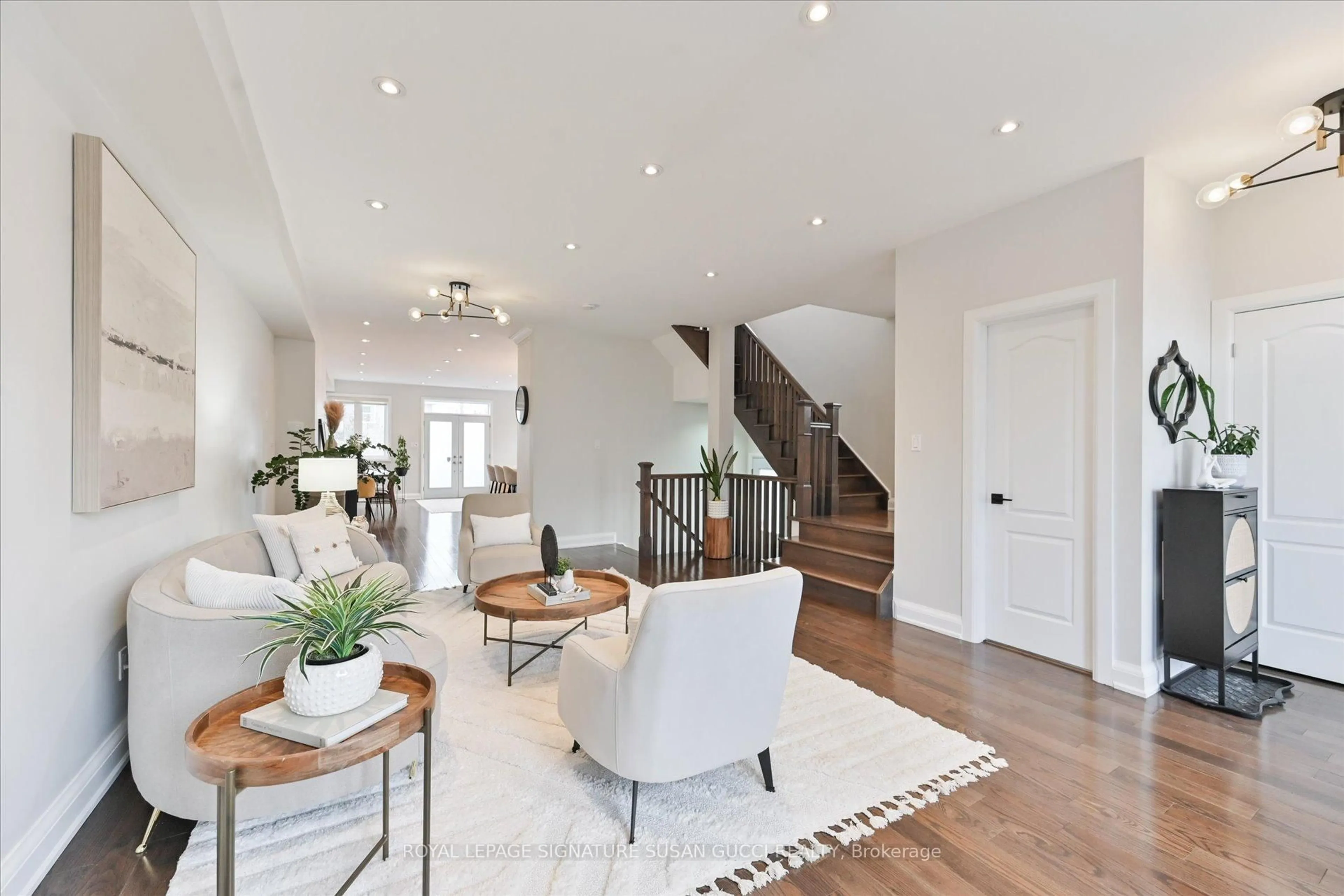 Indoor entryway for 811 Cosburn Ave, Toronto Ontario M4C 2V9