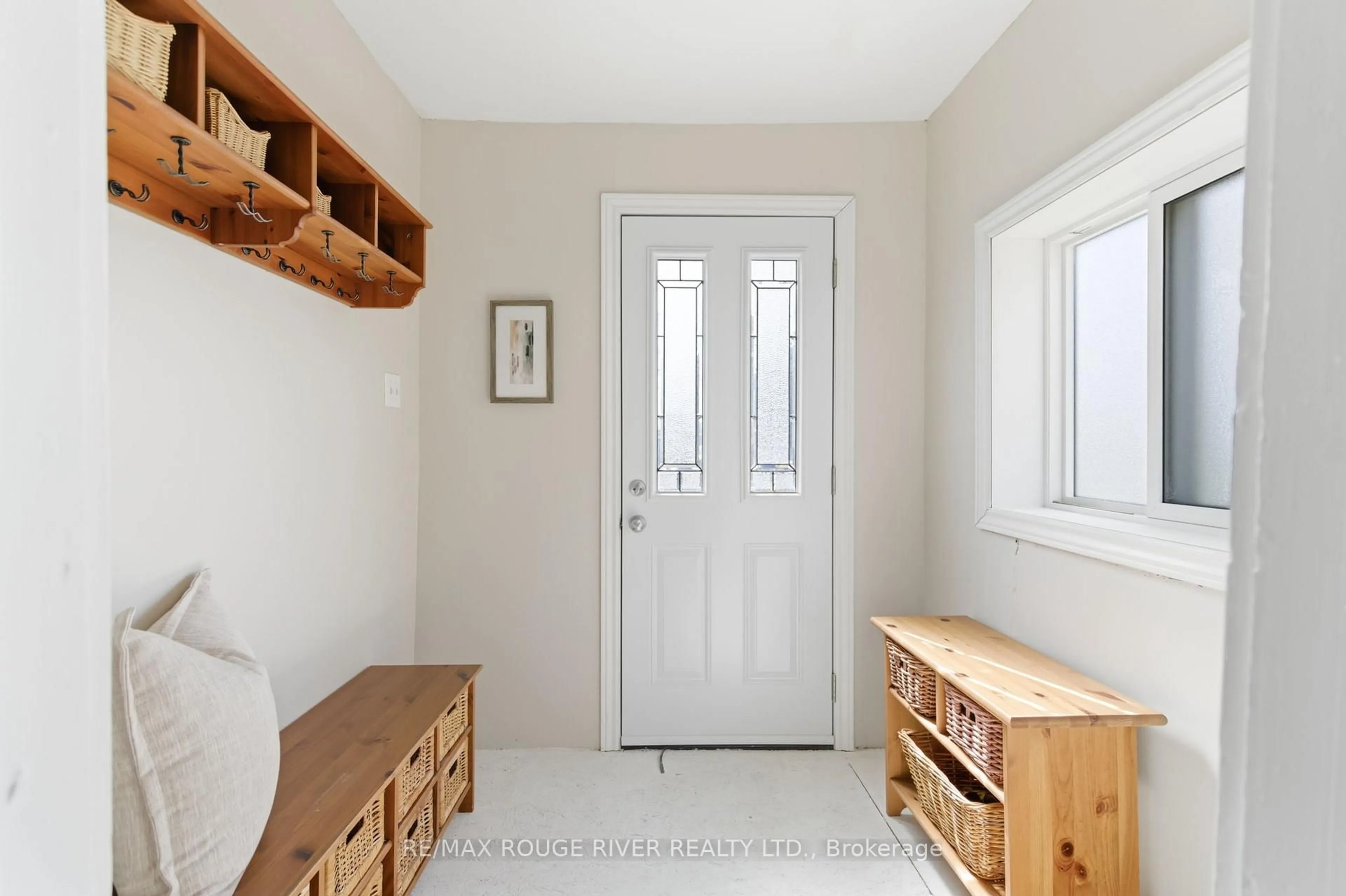 Indoor entryway for 195 Burk St, Oshawa Ontario L1J 4C2