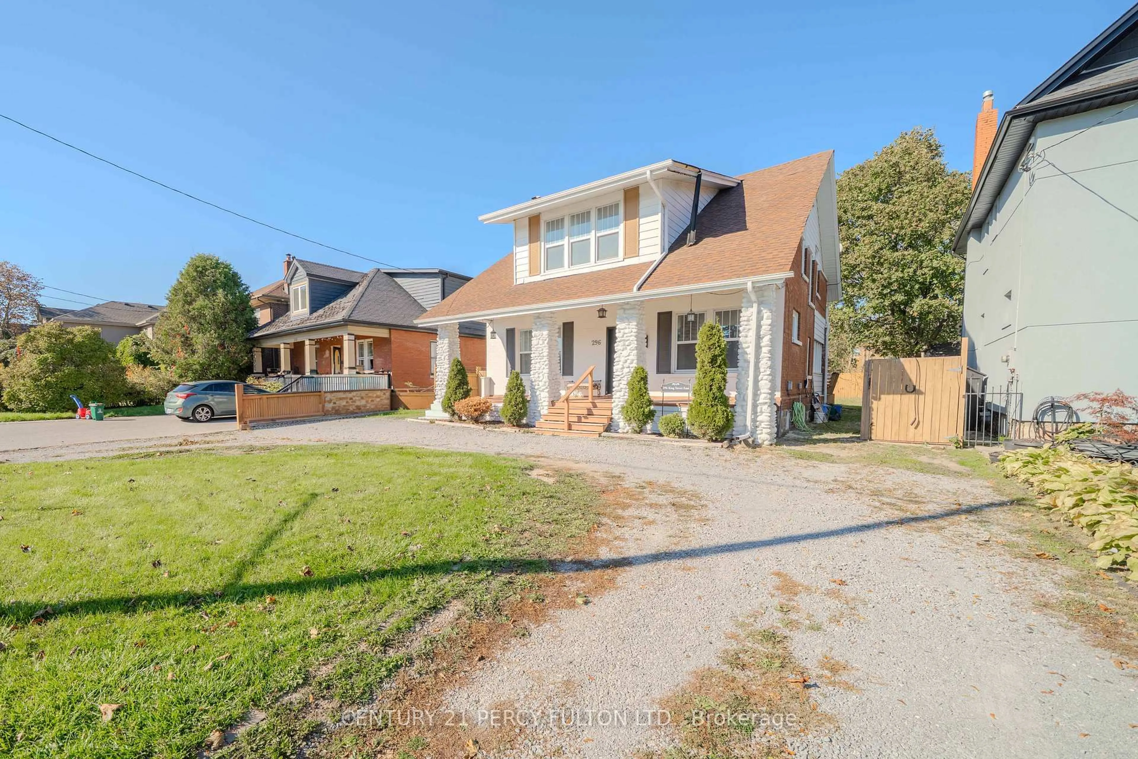 A pic from outside/outdoor area/front of a property/back of a property/a pic from drone, street for 296 King St, Oshawa Ontario L1H 1C8