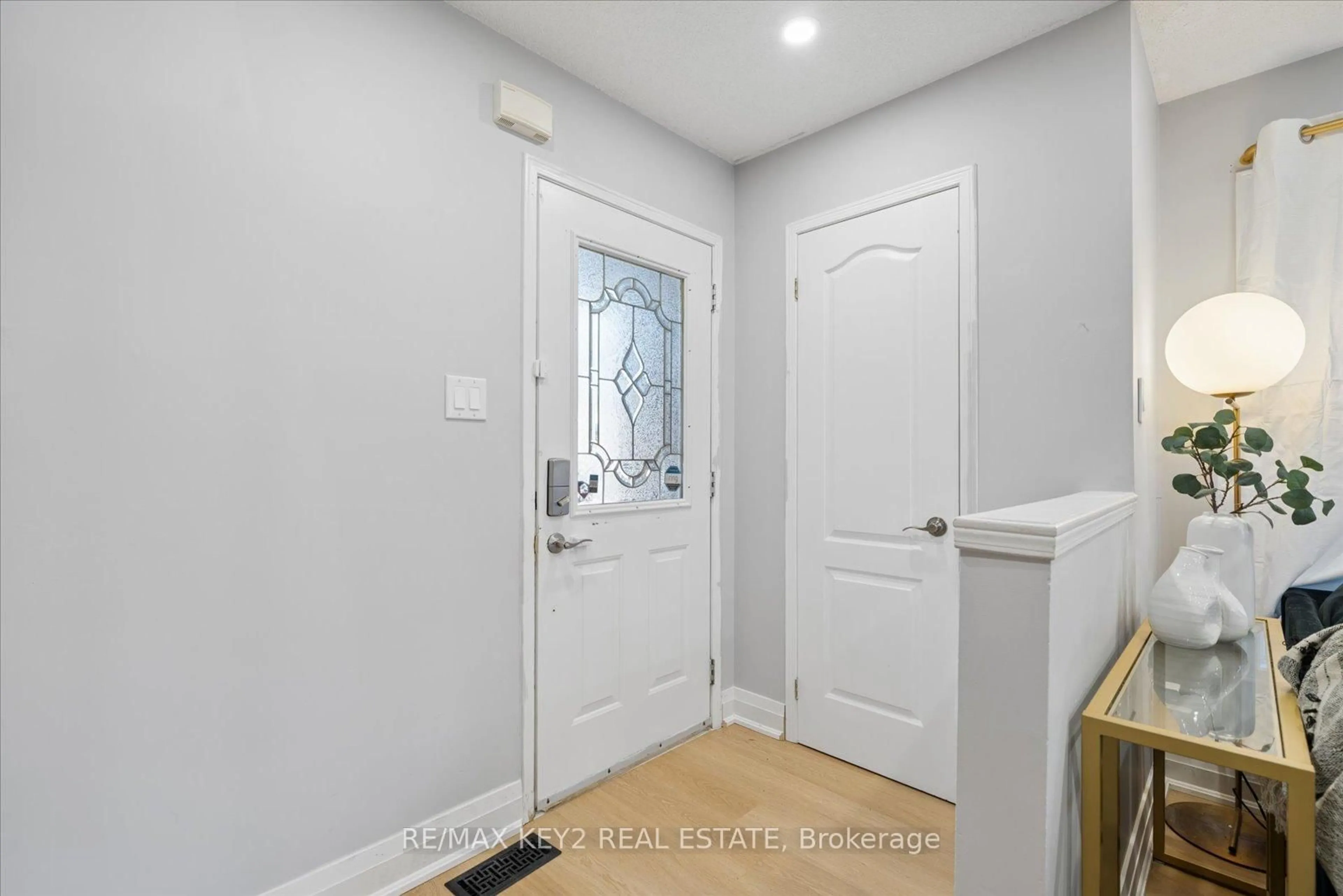 Indoor entryway for 1652 Autumn Cres, Pickering Ontario L1V 6X6