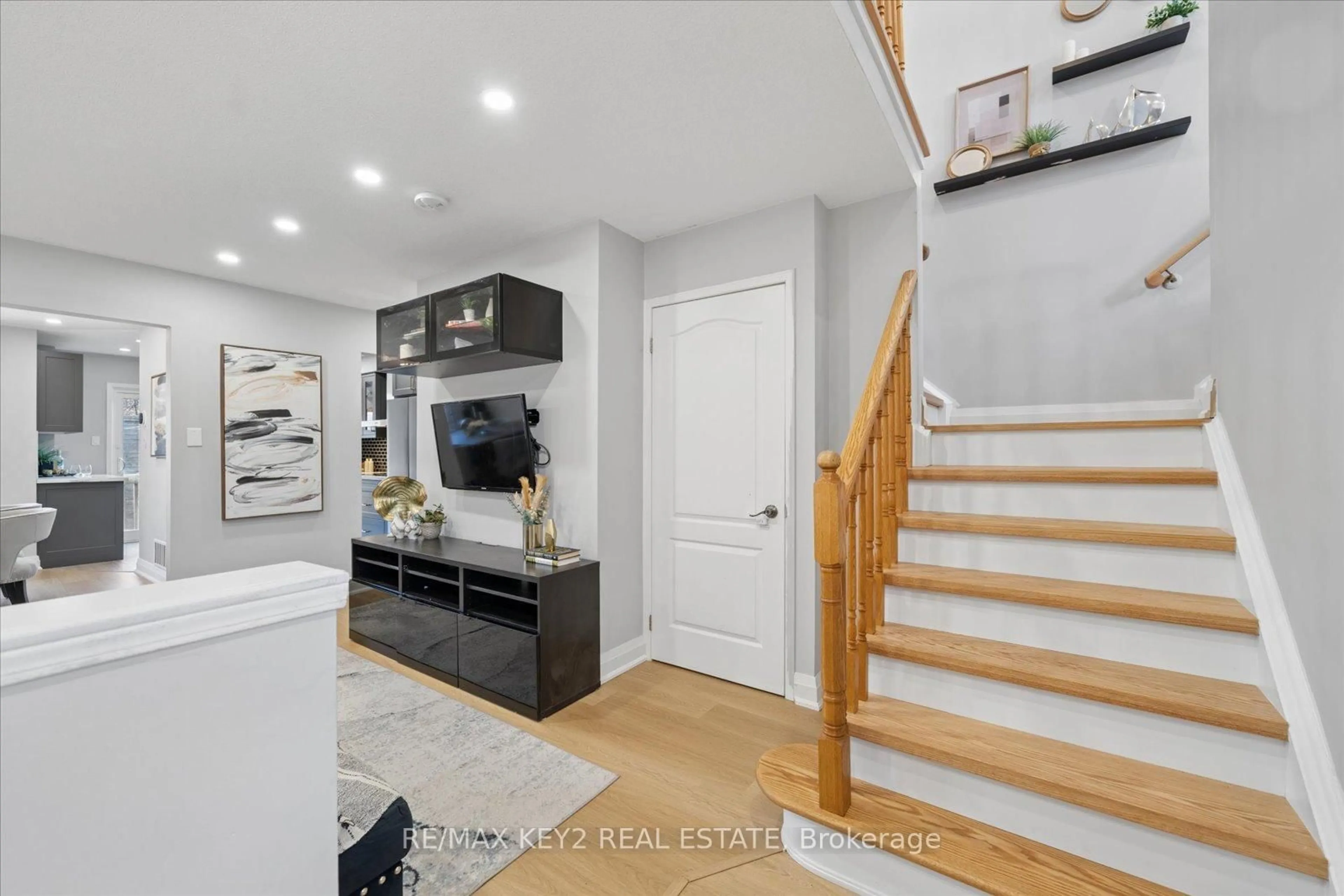 Indoor entryway for 1652 Autumn Cres, Pickering Ontario L1V 6X6