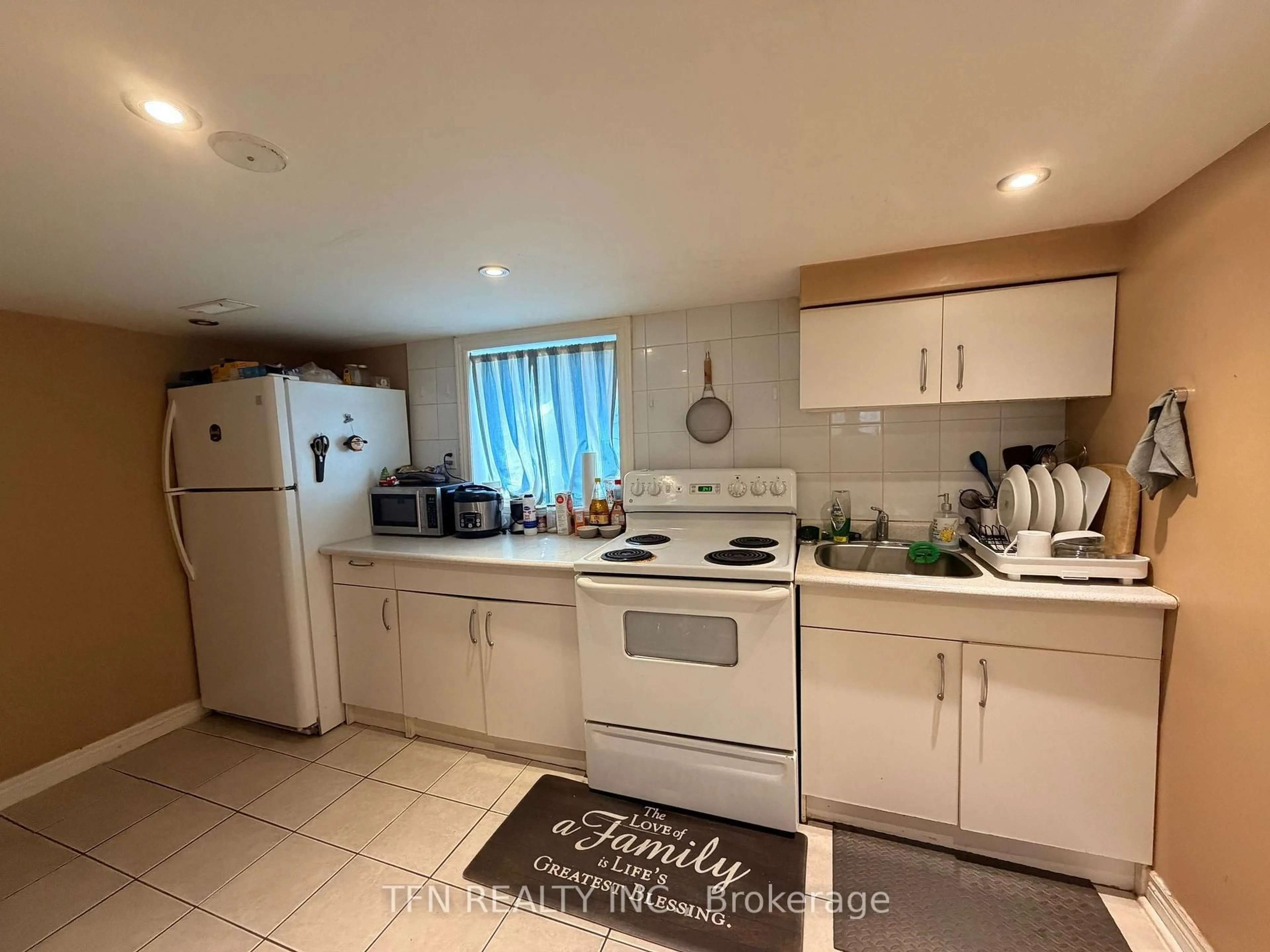 Standard kitchen, ceramic/tile floor for 26 Bush Dr, Toronto Ontario M1C 1G6