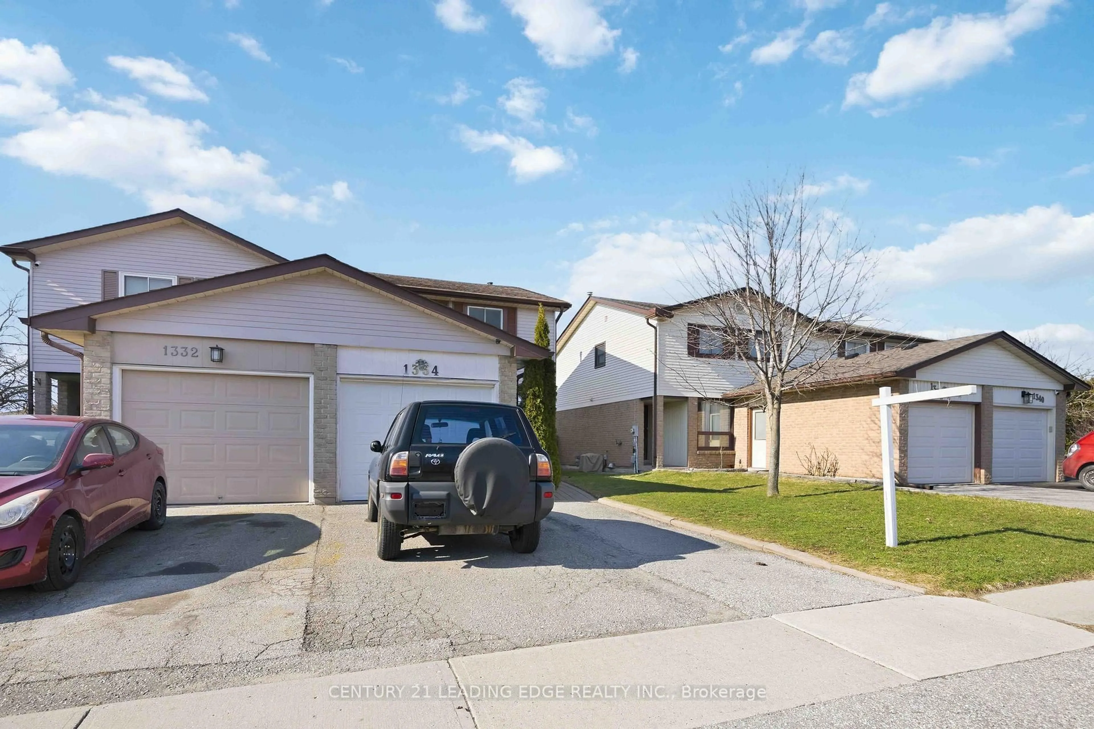 A pic from outside/outdoor area/front of a property/back of a property/a pic from drone, street for 1334 Pinehurst Ave, Oshawa Ontario L1H 8G5